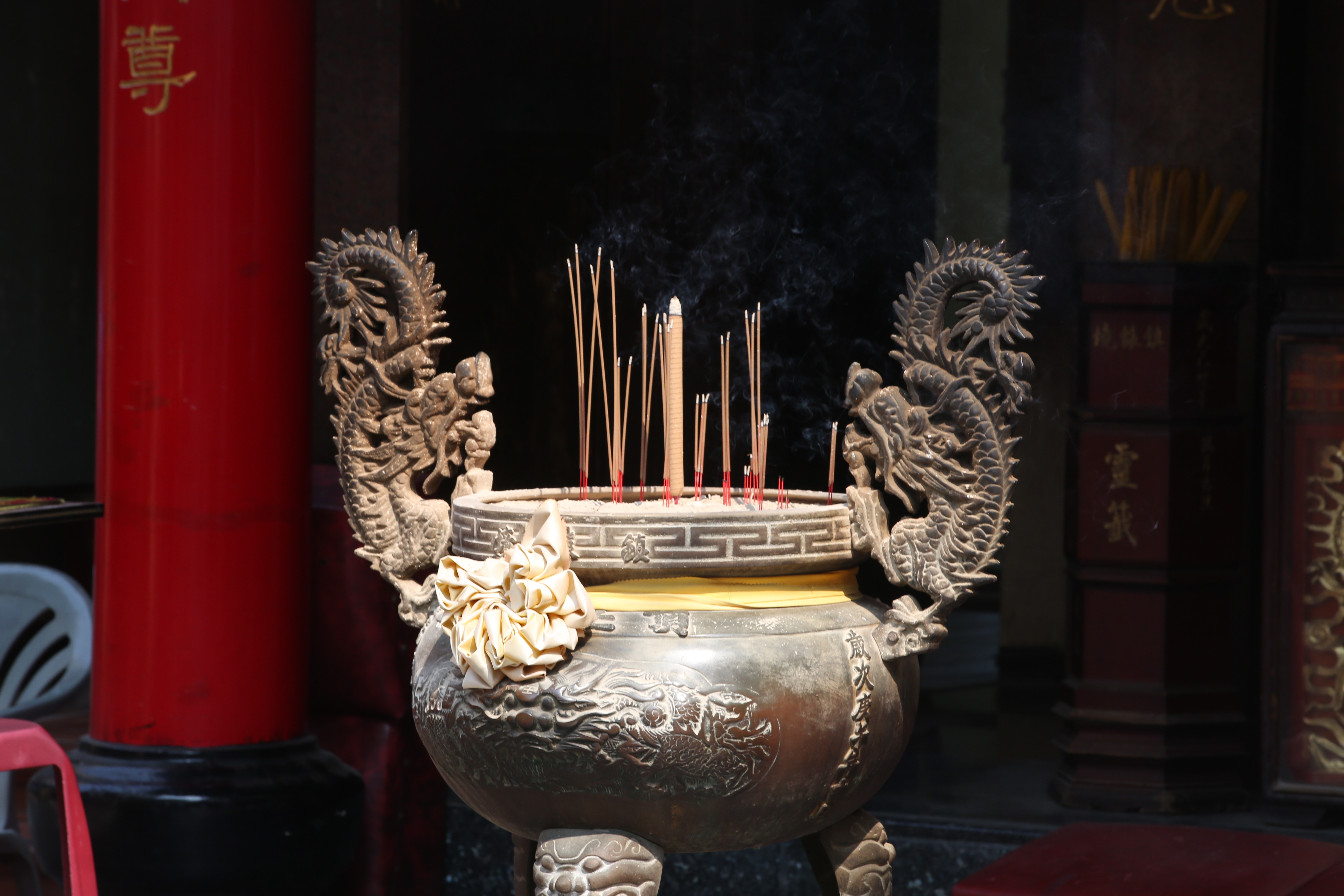 民眾過年走春時，命理師就提醒拜香有一些禁忌。