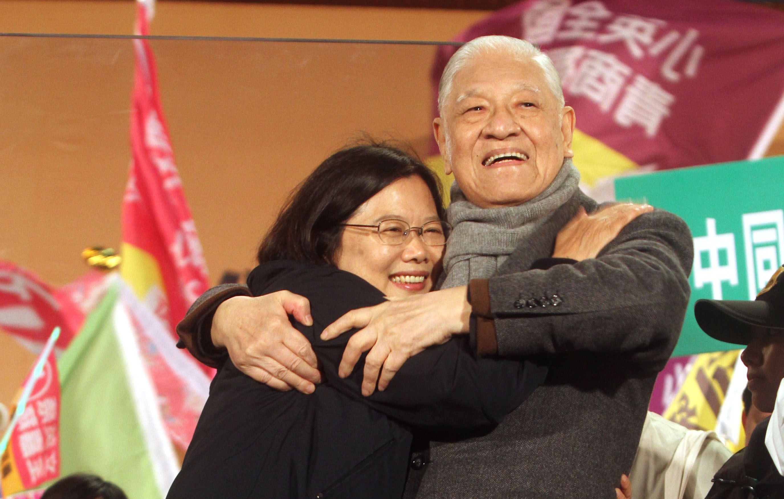 蔡英文曾在臉書發文，稱前總統李登輝曾告訴她，「政治就是治理的工作，是在溝通和協調當中，試著來改變社會」，而她的政治價值「就是該為社會帶來正面的改變」。（聯合知識庫）