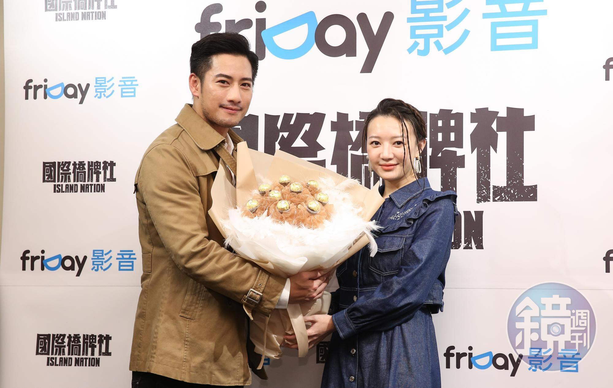周孝安(左)驚喜送上巧克力花束給李杏。