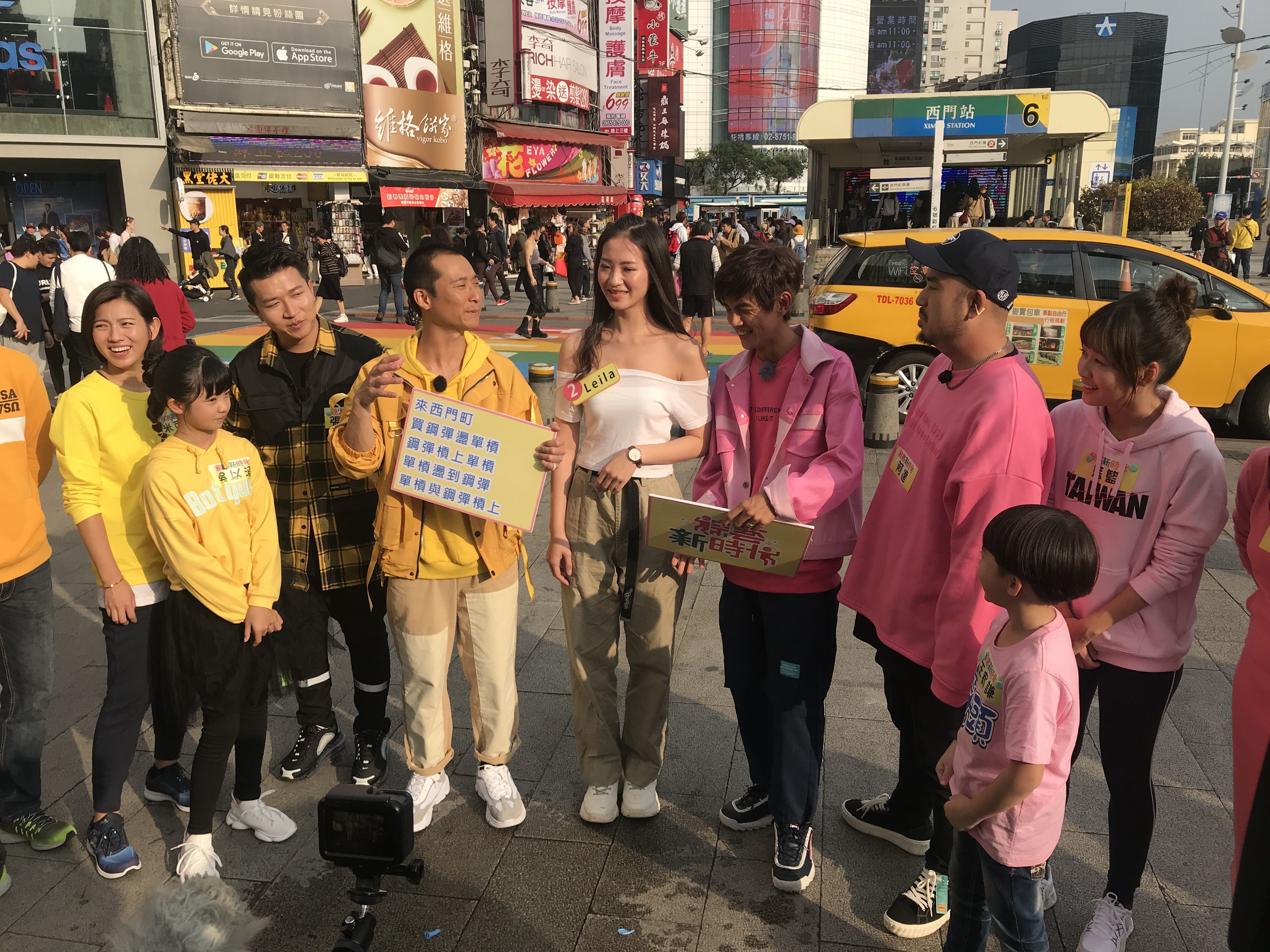 《綜藝新時代》來到西門町錄影，找來正妹讓來賓猜職業。（民視提供）