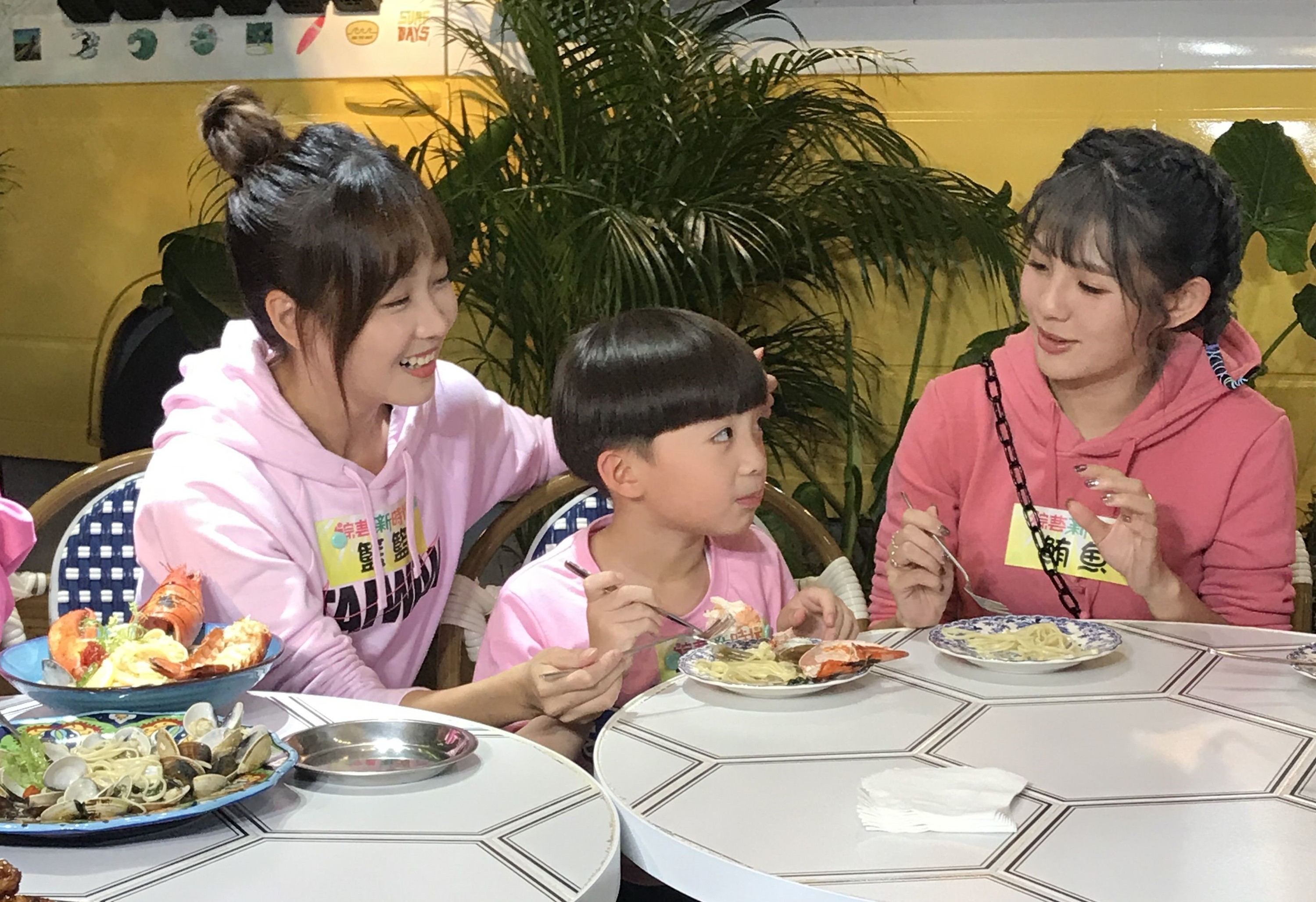 小童星王宥謙首度來到《綜藝新時代》，讓籃籃、鮪魚母愛大爆發。（民視提供）