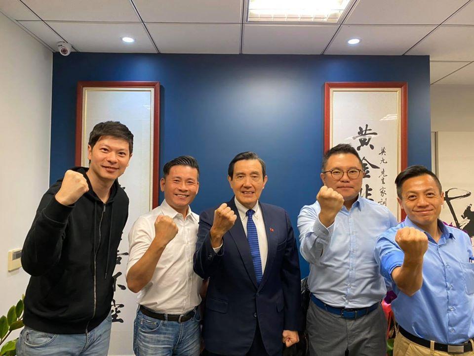 藍營青壯派議員戴錫欽、李明賢、李柏毅與張斯綱，日前私下拜會前總統馬英九（中），討論兩岸論述的調整空間。（翻攝自張斯綱臉書）