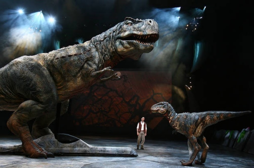 《與恐龍共舞》除精彩的恐龍打鬥戲，也描繪出恐龍間令人動容的親子關係。（翻攝自www.rojakdaily.com）