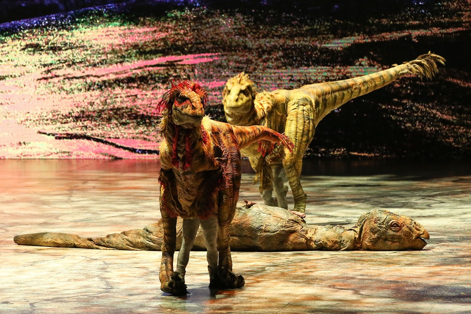 《與恐龍共舞》導演伊恩瓦勒指出操偶師並非一個口令、一個動作，亦會提供想法。