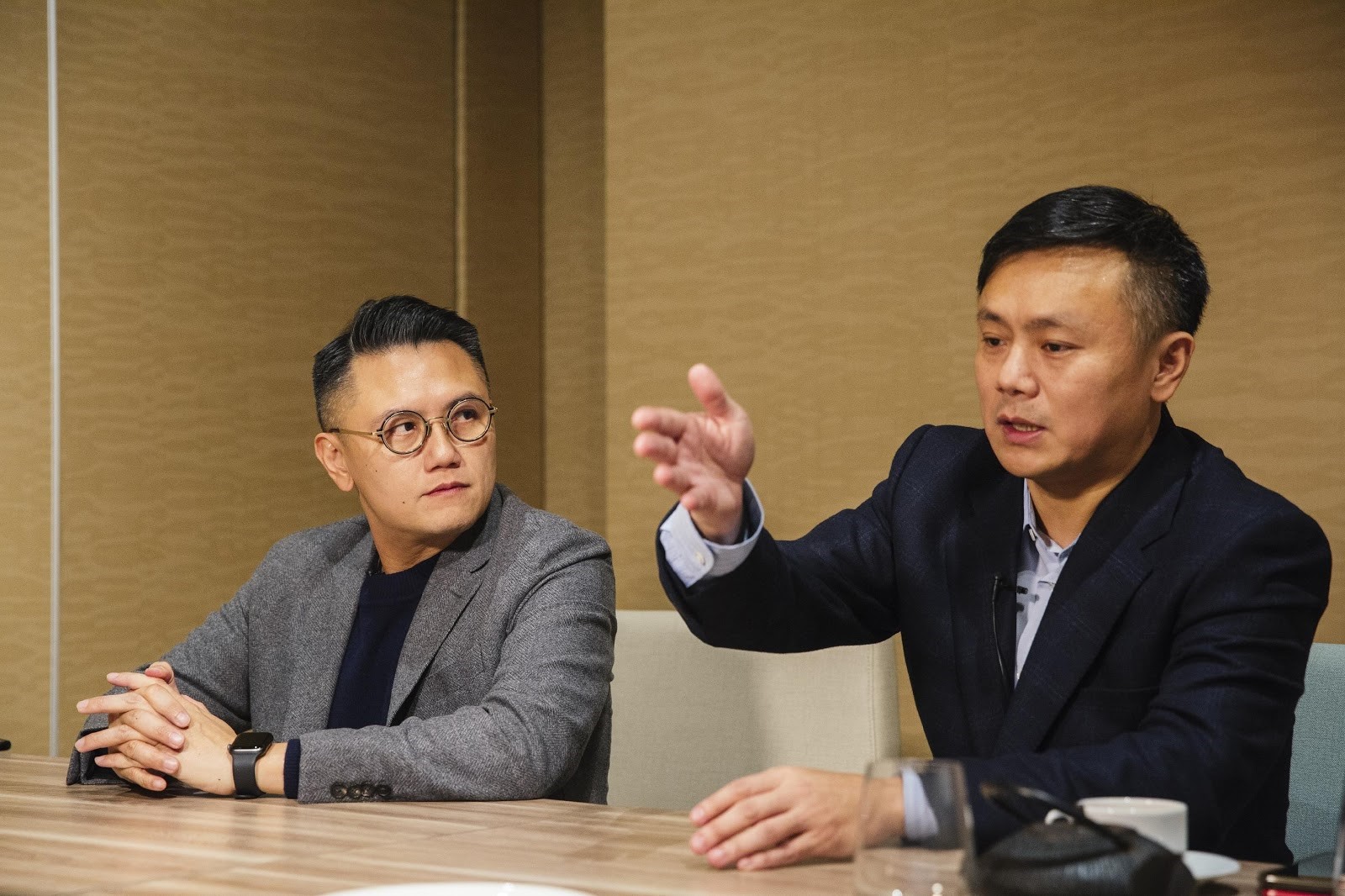 能率影業董事董俊毅（右）累積10年投資國片經驗，今年邀敦宜董事長邱泰翰（左）共同參與投資。