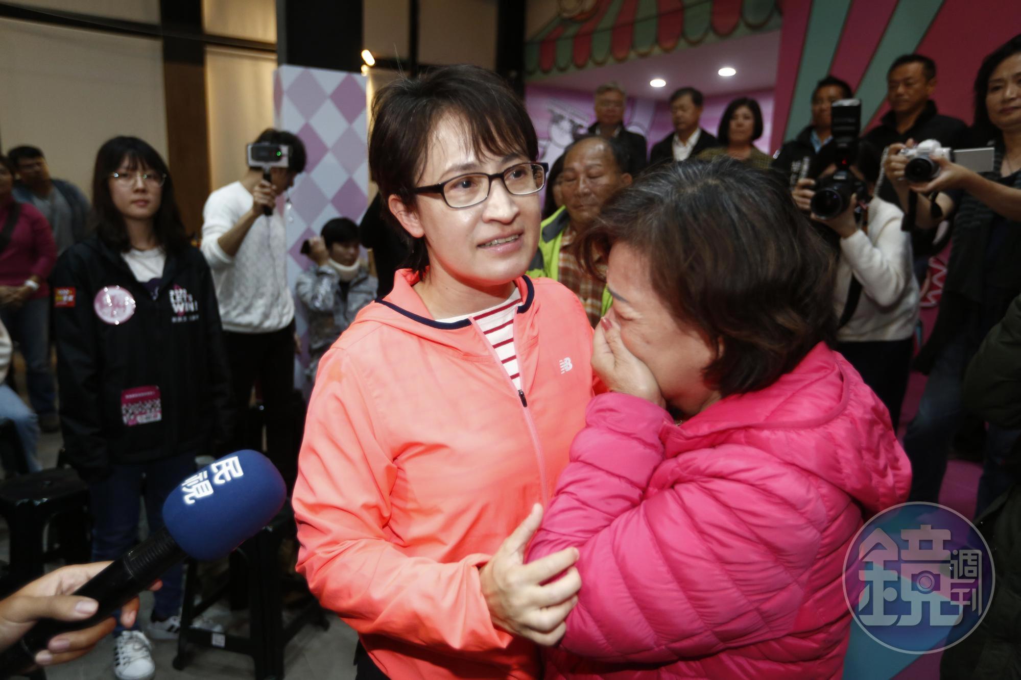 民進黨花蓮縣立委蕭美琴不敵「花蓮王」傅崐萁連任失敗,支持者難過落淚。