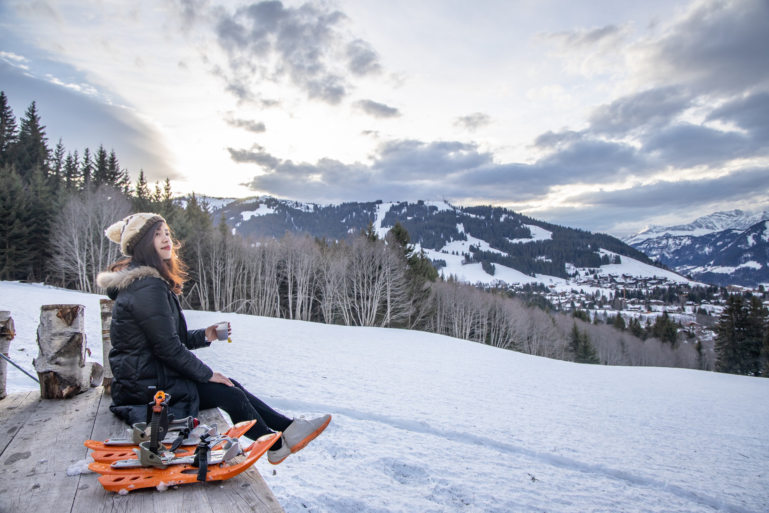 冬天以雪地健行方式，緩步欣賞阿爾卑斯山的自然風情。