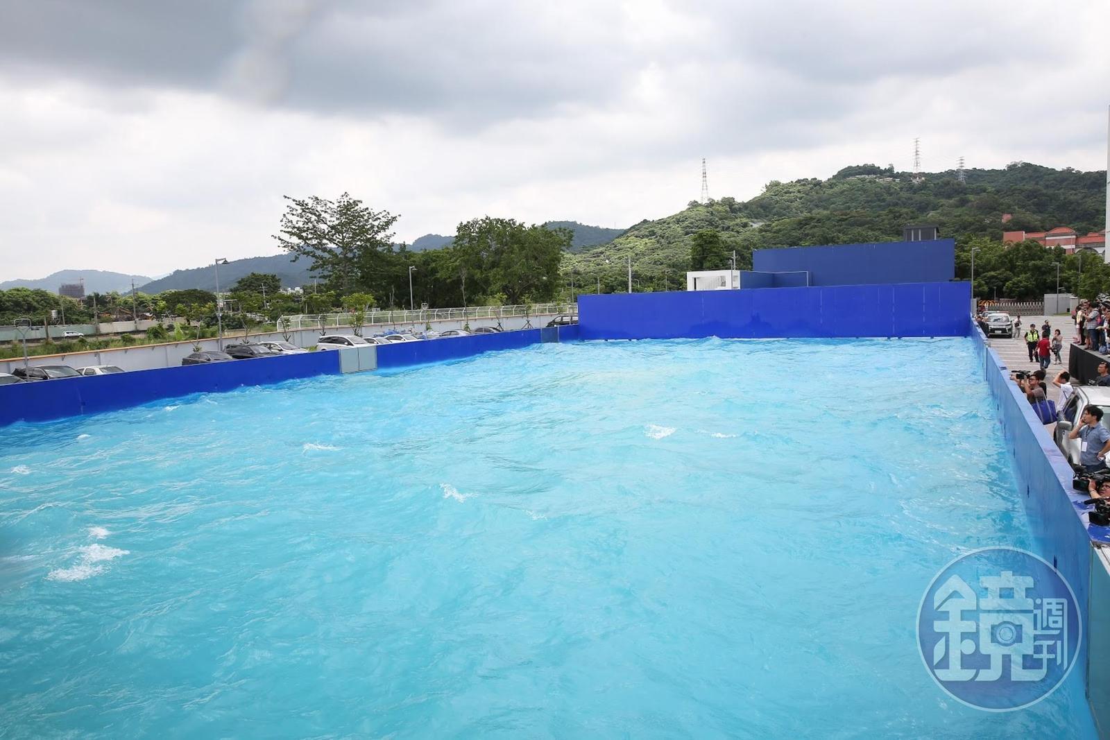 遷移至霧峰「中台灣影視基地」的造浪池長75公尺、寬30公尺，後方擋浪牆設計讓波浪減緩又能回彈。