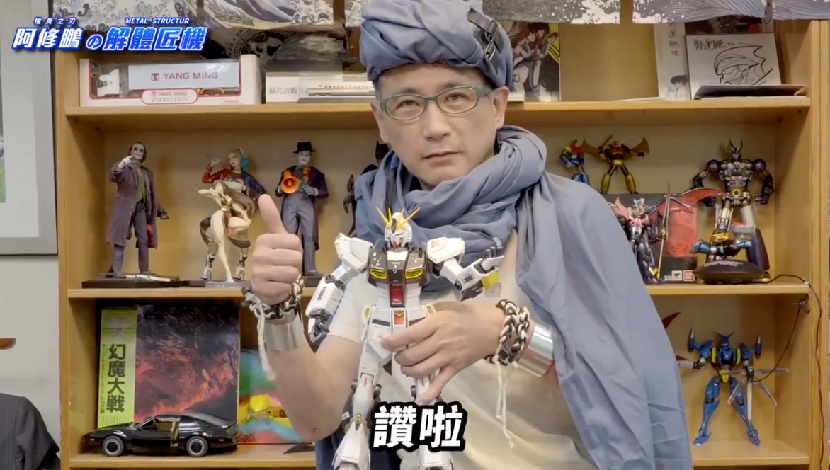 桃園立委鄭運鵬穿勇者服開箱「解體匠機」謝票。（翻攝鄭運鵬臉書）