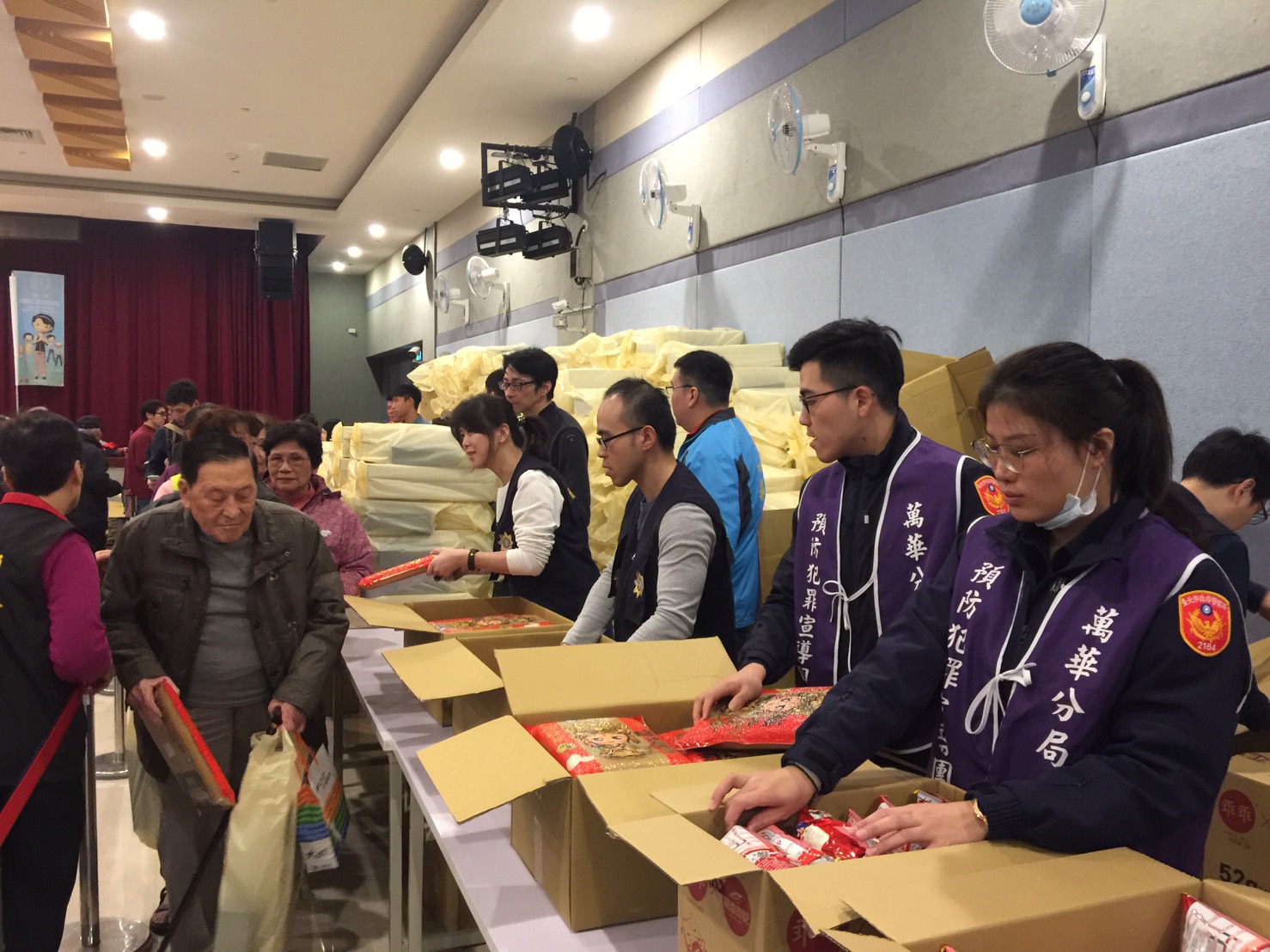 警方在現場發送3000包白米。（翻攝畫面）