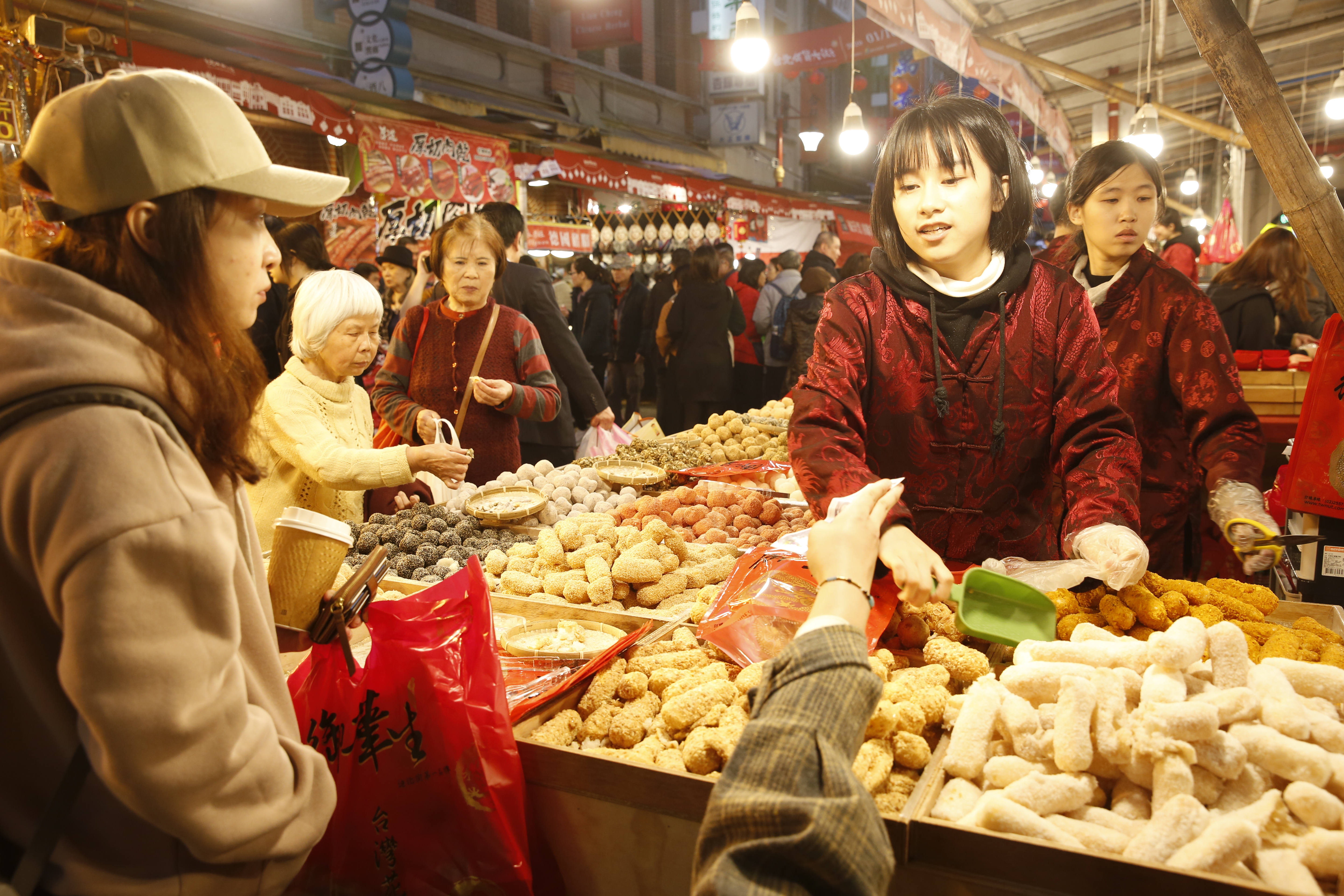 琳瑯滿目的零食往往令人難以抗拒，但看到熱量恐讓人避之不及。