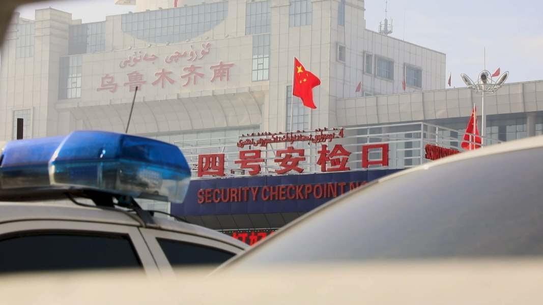 中共政府在新疆設立多處安檢。(公視提供)