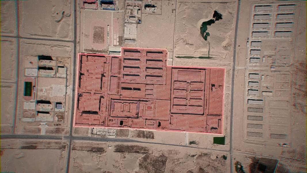 《新疆再教育營》指出Google Map上疑似為營地的範圍。(公視提供)