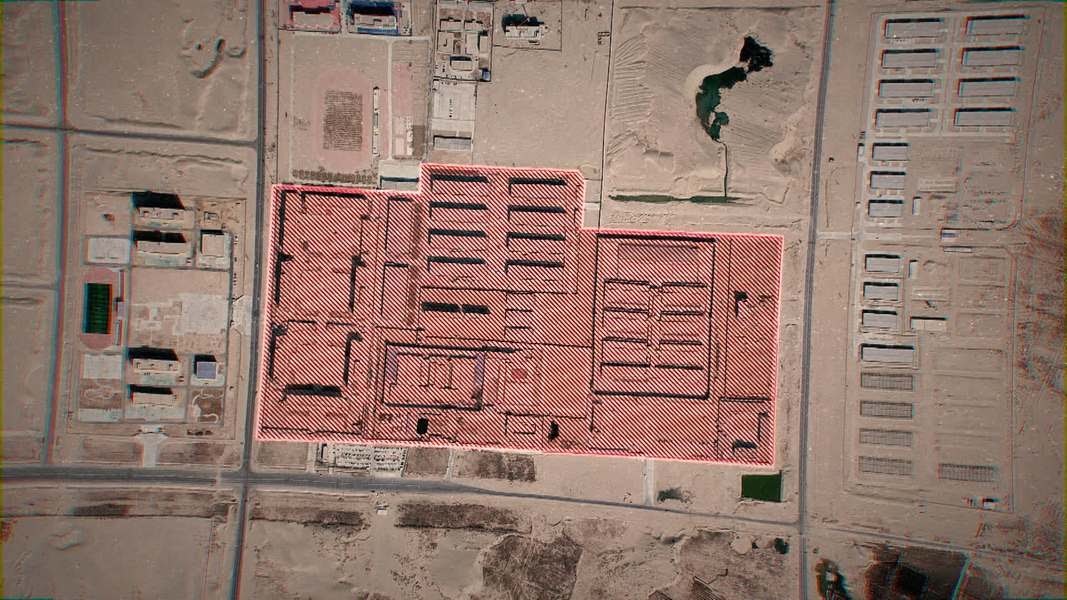 《新疆再教育營》指出Google Map上疑似為營地的範圍。（公視提供）