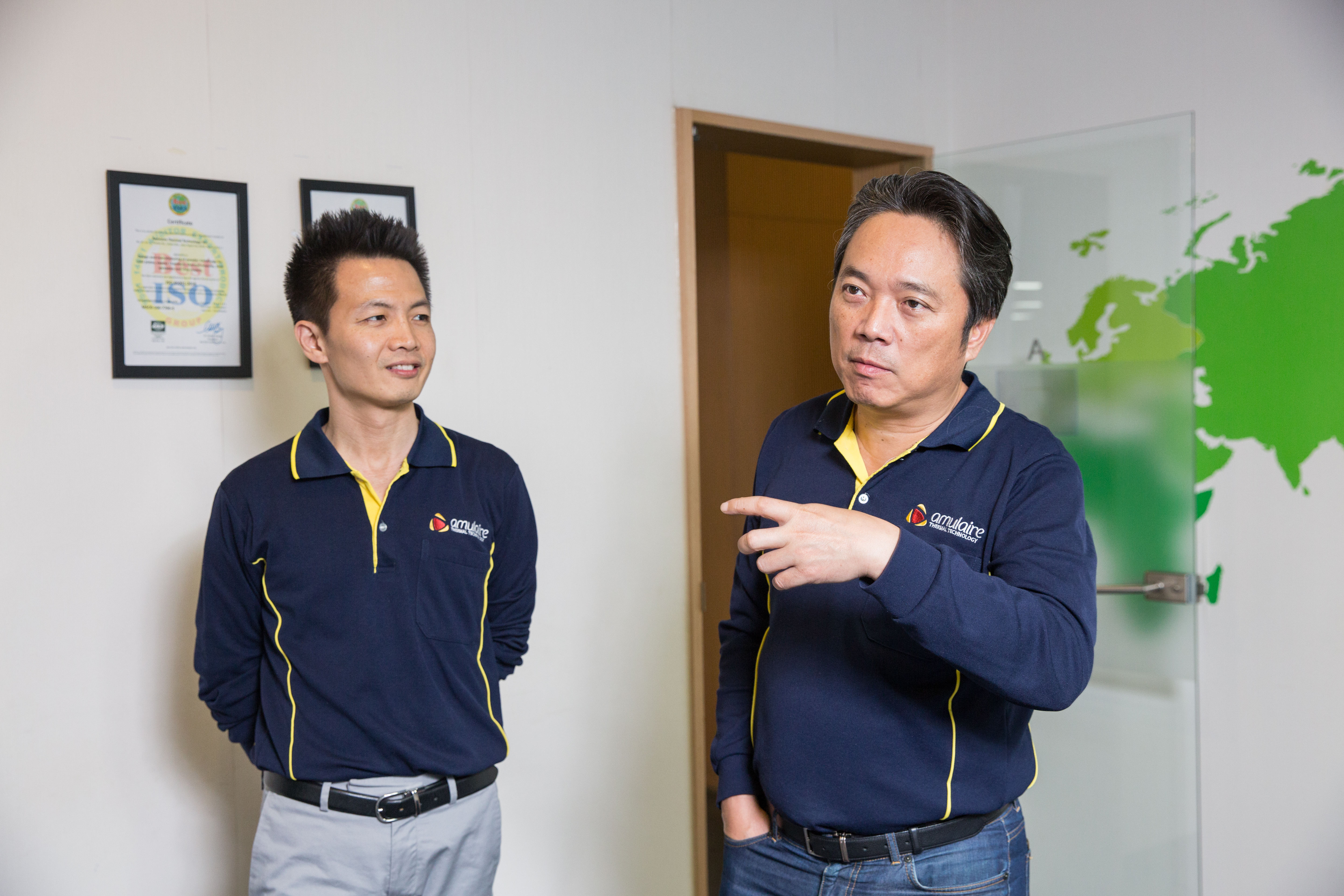 林啟聖（右）接手艾姆勒，他一對一找各級主管懇談，打心戰策略。