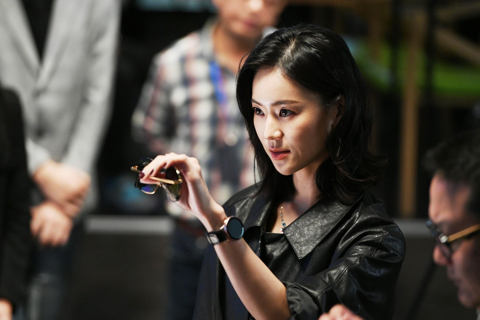 鍾瑶在《跟鯊魚接吻》中飾演一個機車女強人。(三立提供)