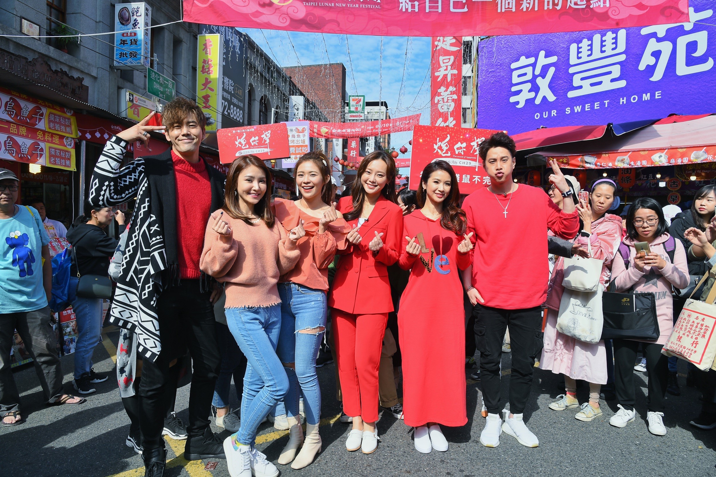 《炮仔聲》演員群（左起）余秉諺、陳子玄、林瑄瑜、景瑄、陳小菁、吳東諺齊赴迪化街掃街宣傳。（三立提供）