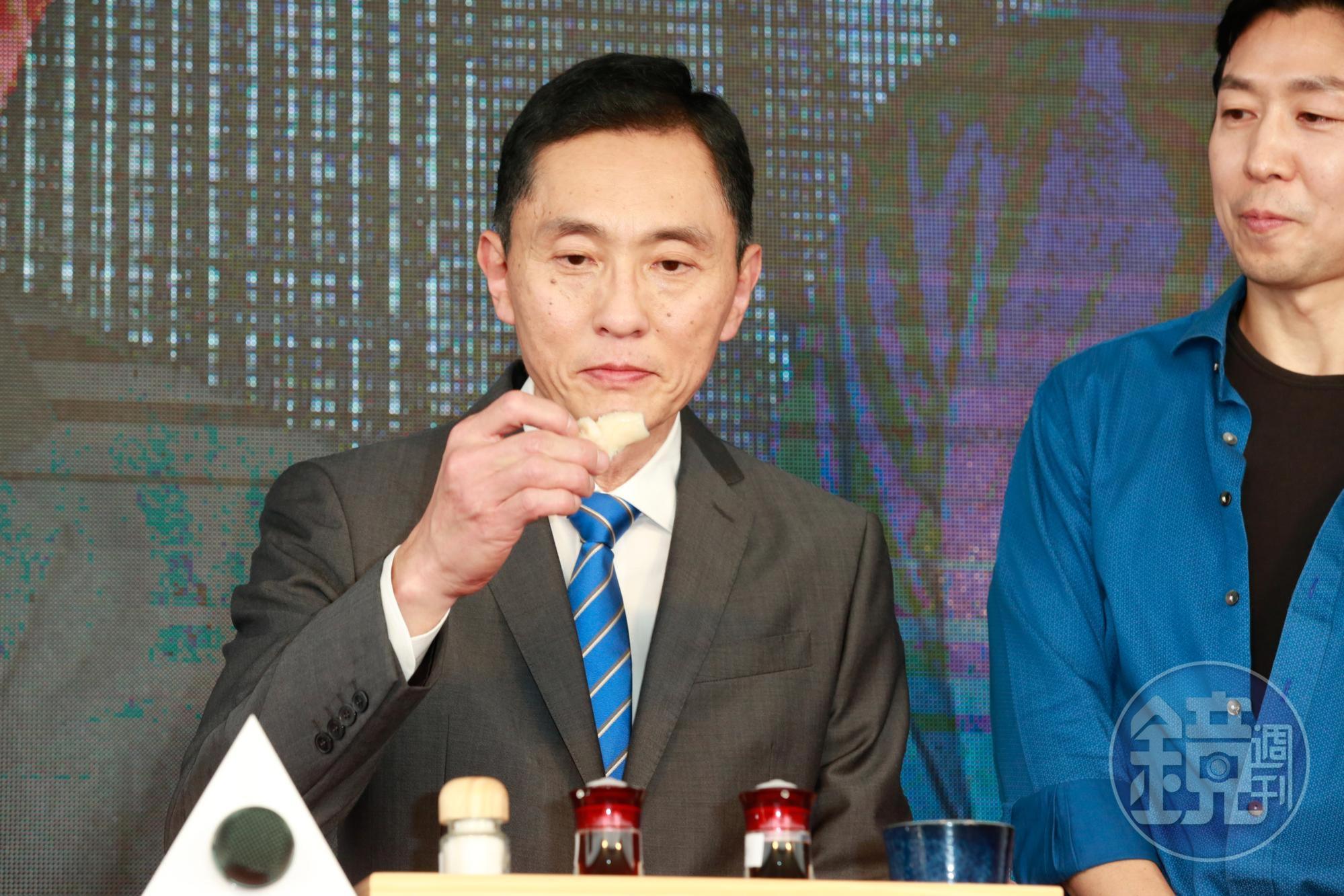 松重豐在記者會上現場品嘗壽司，大呼滿足。