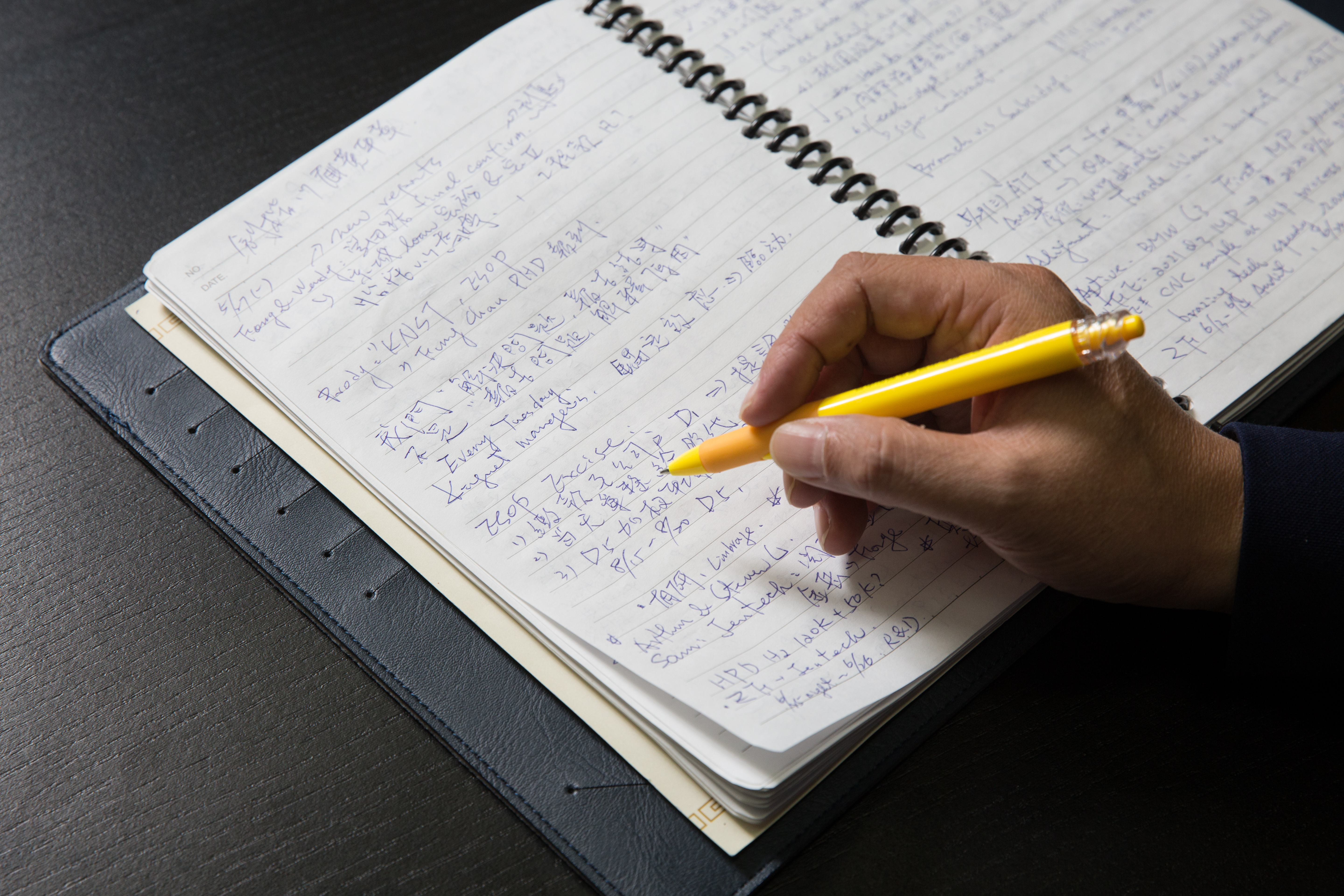 林啟聖隨身帶著筆記本，方便他隨時記錄。