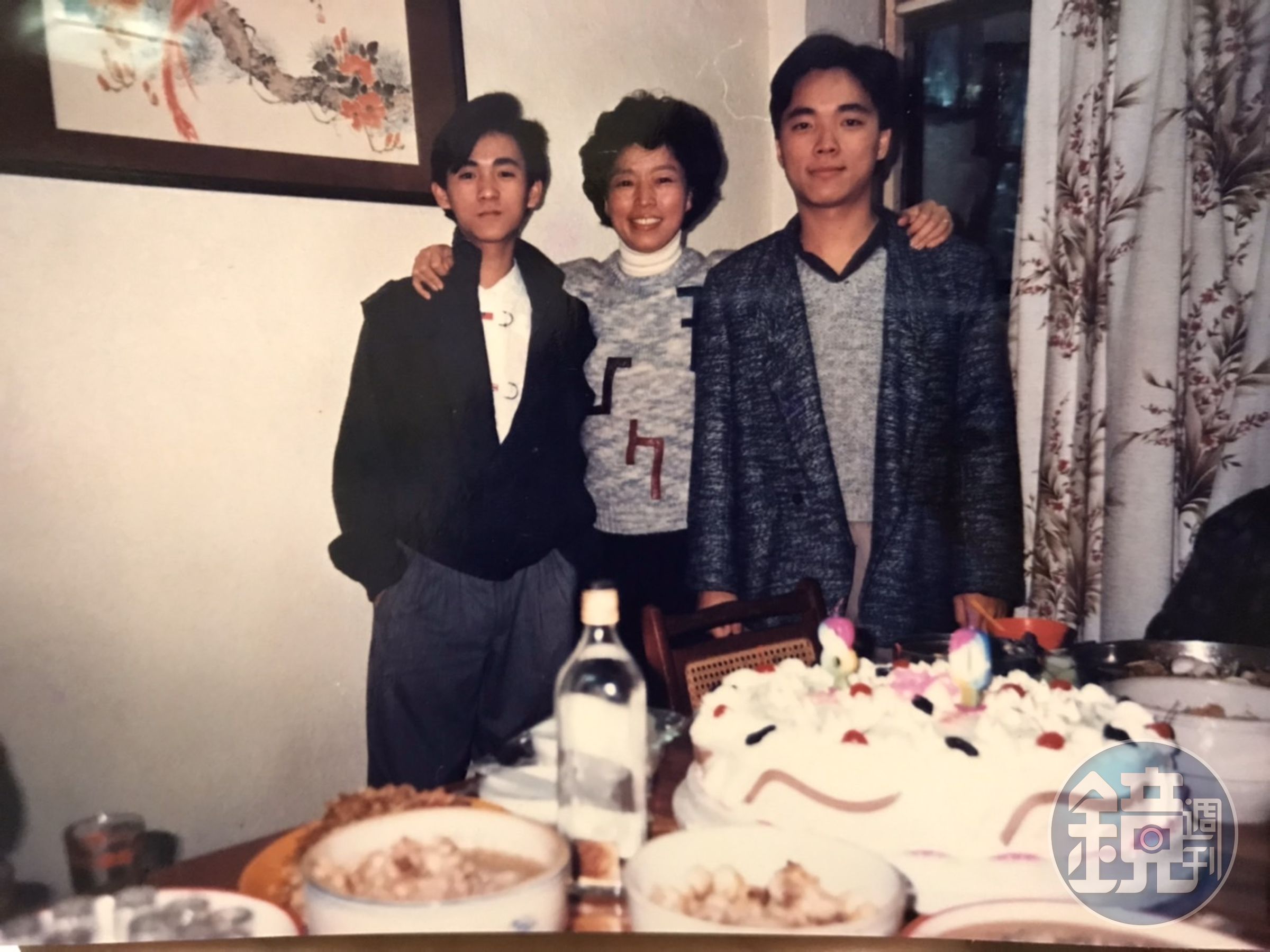 林啟聖（左1）是家中長子，3年前，以母親的名義成立「彩雲社會福利慈愛基金會」。（林啟聖提供）