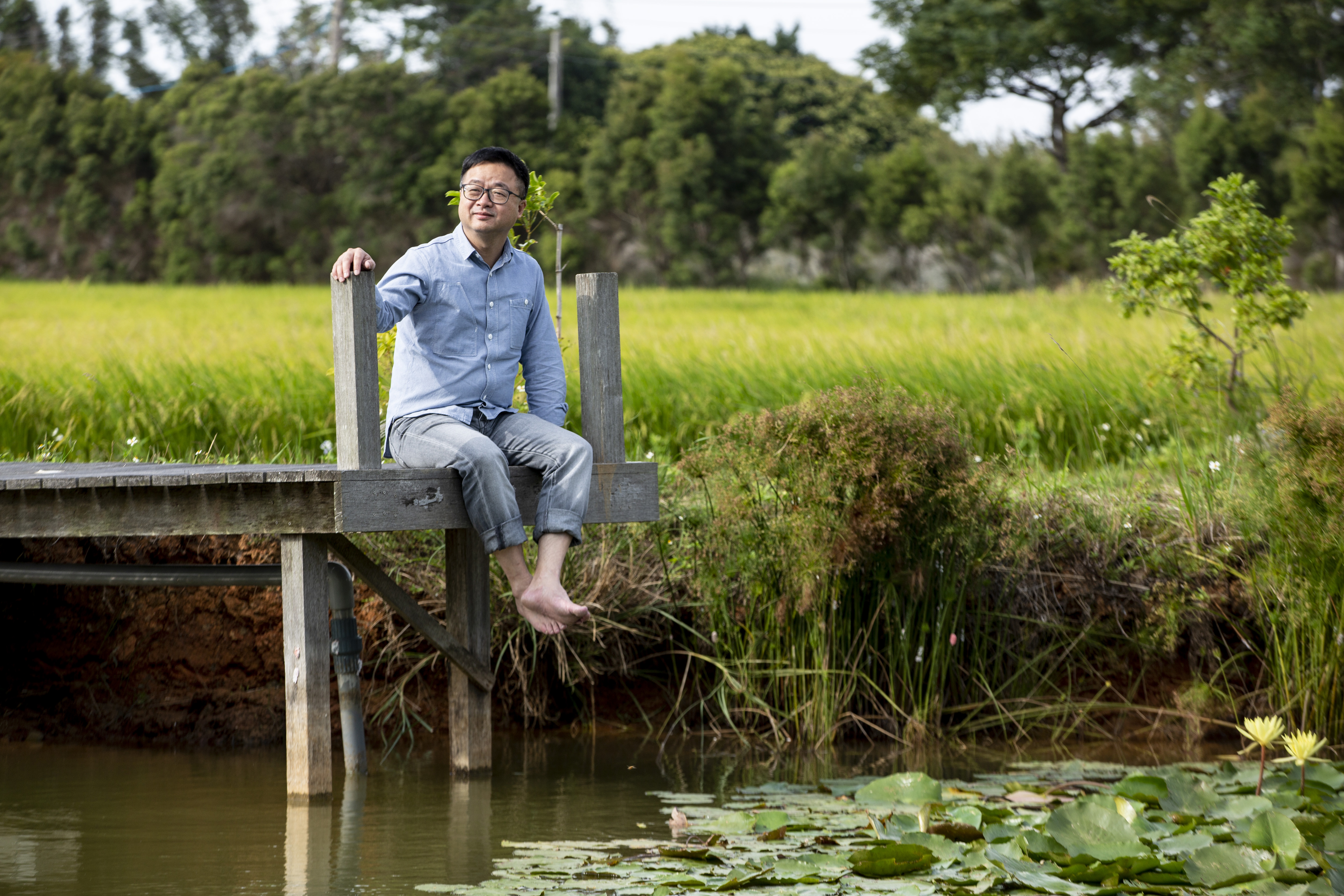 自2011年淡出政壇後，羅文嘉歸隱田園，種田賣米，經營書店，也積極推廣偏鄉孩童教育。若不是前年民進黨大敗，激發大家的「亡國感」，他也不會決定在去年答應受邀接任祕書長。他說，自己是為了下一代的自由民主而打這場仗。