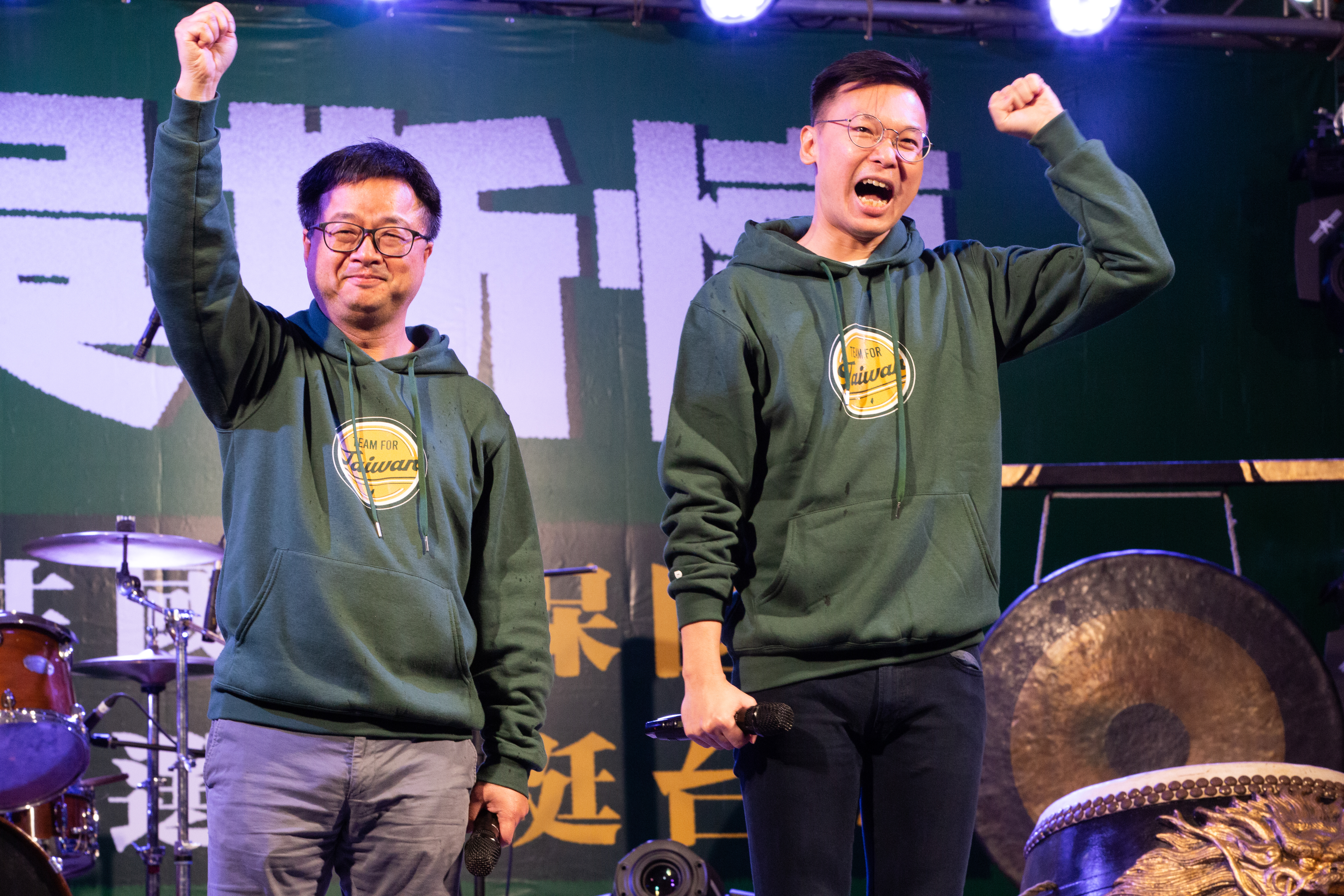 擔任祕書長後,羅文嘉(左)不吝器重年輕人,甚至提拔林飛帆(右)擔任副祕書長,目的是希望幫民進黨拉回更多流失的年輕族群認同和支持。(翁睿坤攝)