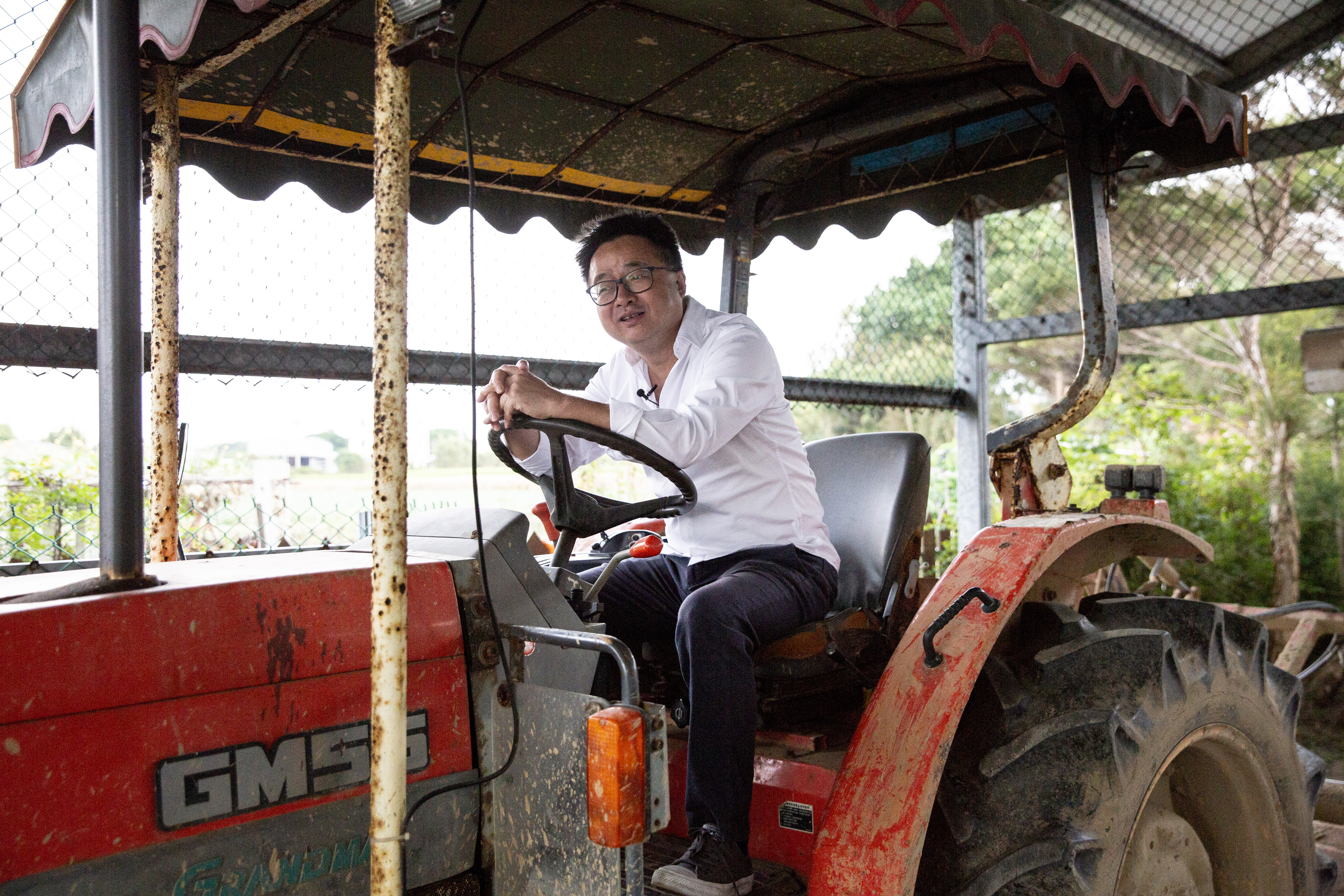 羅文嘉帶我們回到他的故鄉桃園新屋，他從父親那裡繼承的農地，至今每年仍固定收成有機稻米，農忙時，他也會下田幫忙。