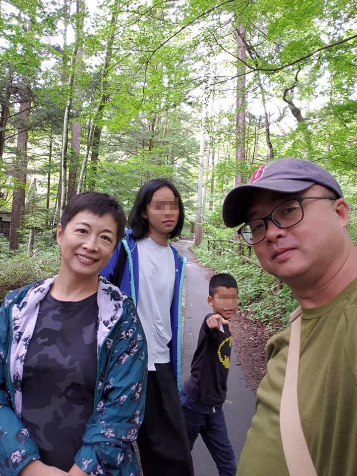 羅文嘉全家福。(翻攝羅文嘉臉書)