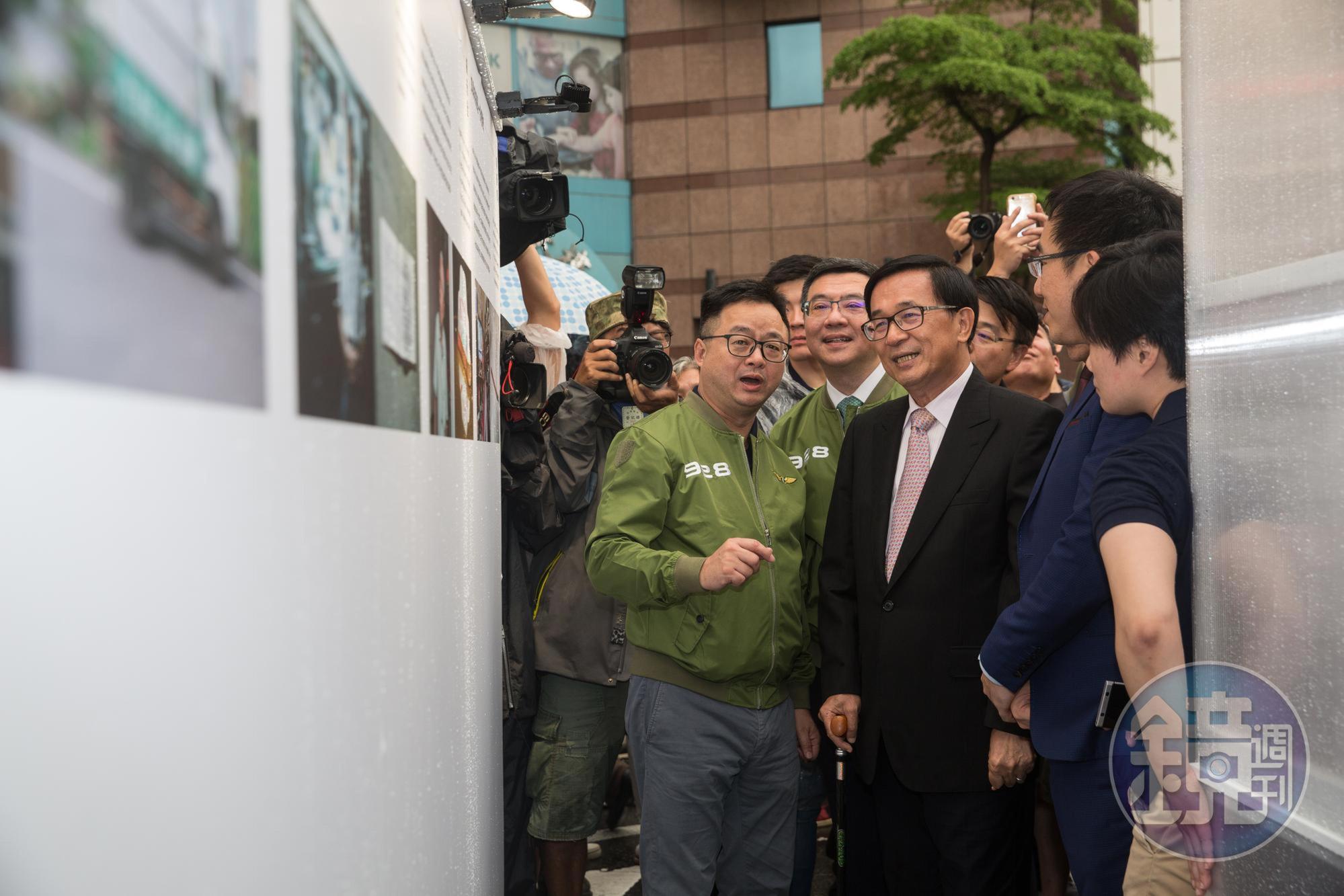 去年9月28日民進黨黨慶,陳水扁回到久違的中央黨部,羅文嘉親自接待,可惜景物依舊在,卻已人事全非了。