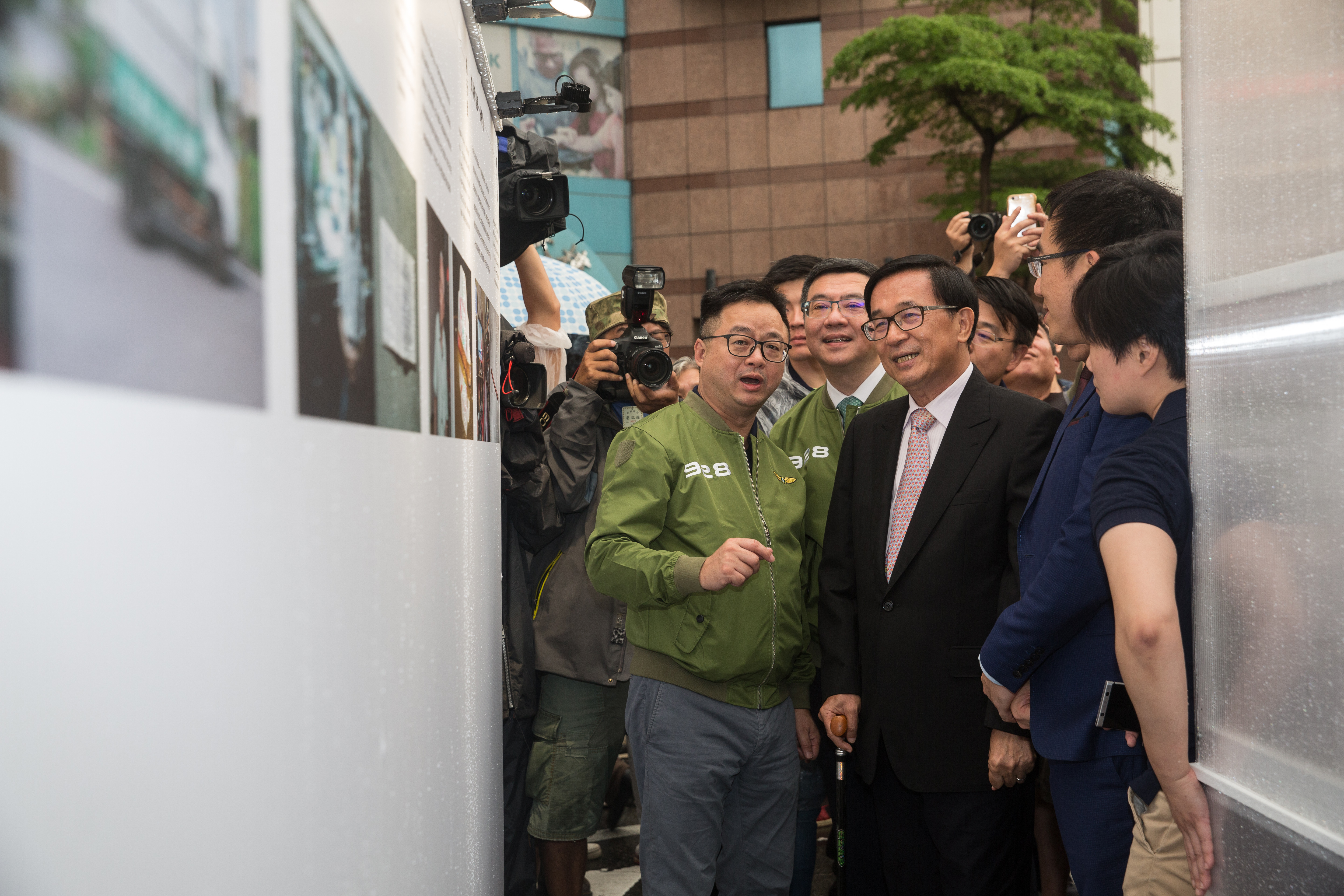去年9月28日民進黨黨慶，陳水扁回到久違的中央黨部，羅文嘉親自接待，可惜景物依舊在，卻已人事全非了。