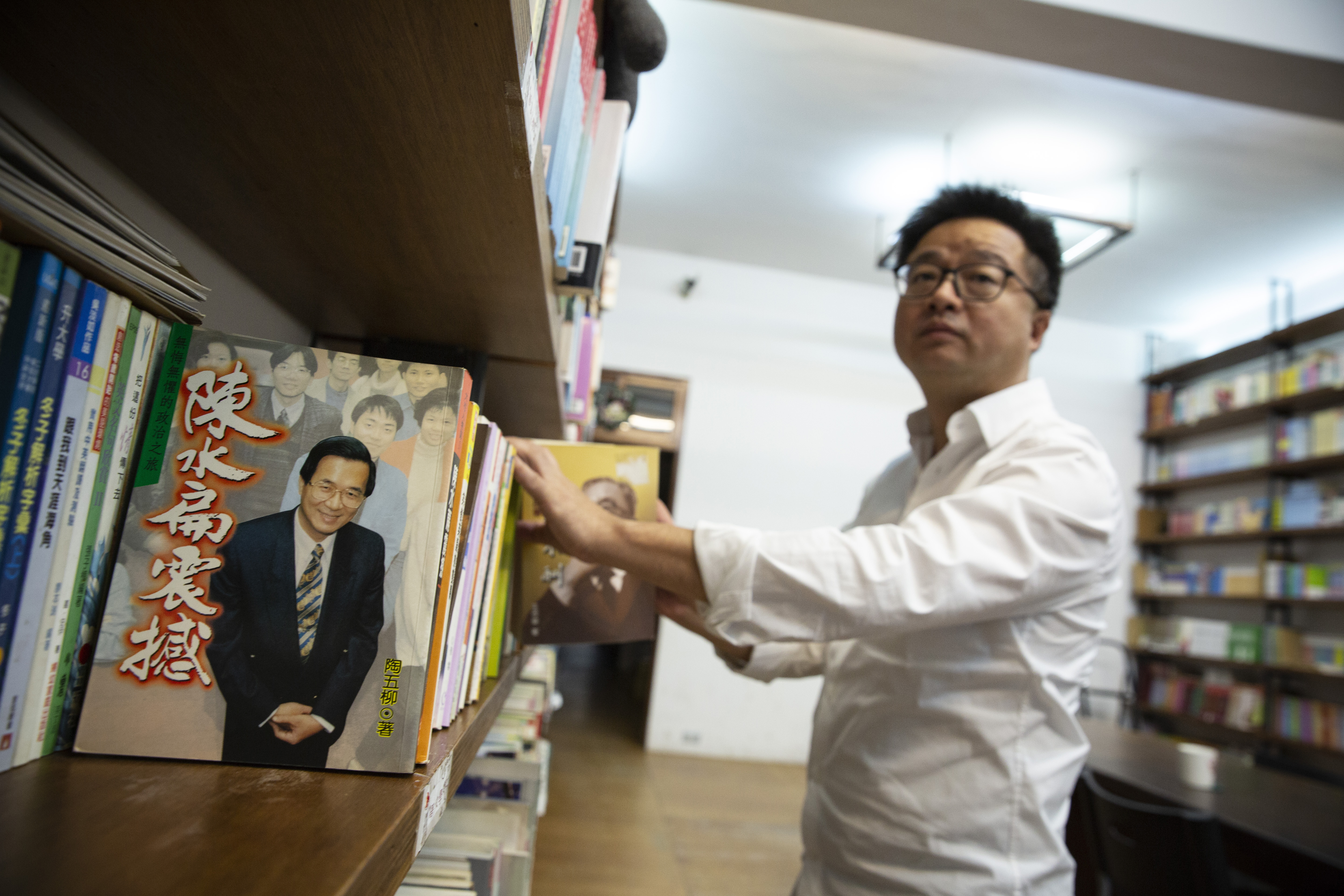 在桃園水牛書店採訪時，我發現書架上碰巧有一本《陳水扁震撼》，遂請羅文嘉翻閱此書，他馬上侃侃回憶起昔日與陳水扁共處的點滴。