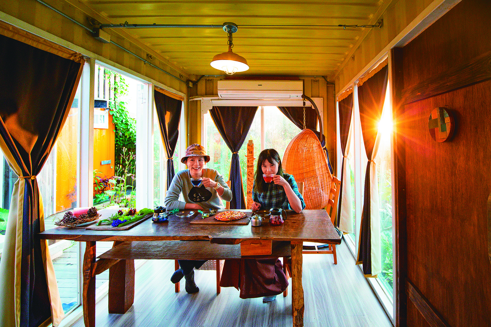 大口咬下自己做的披薩，超有成就感。