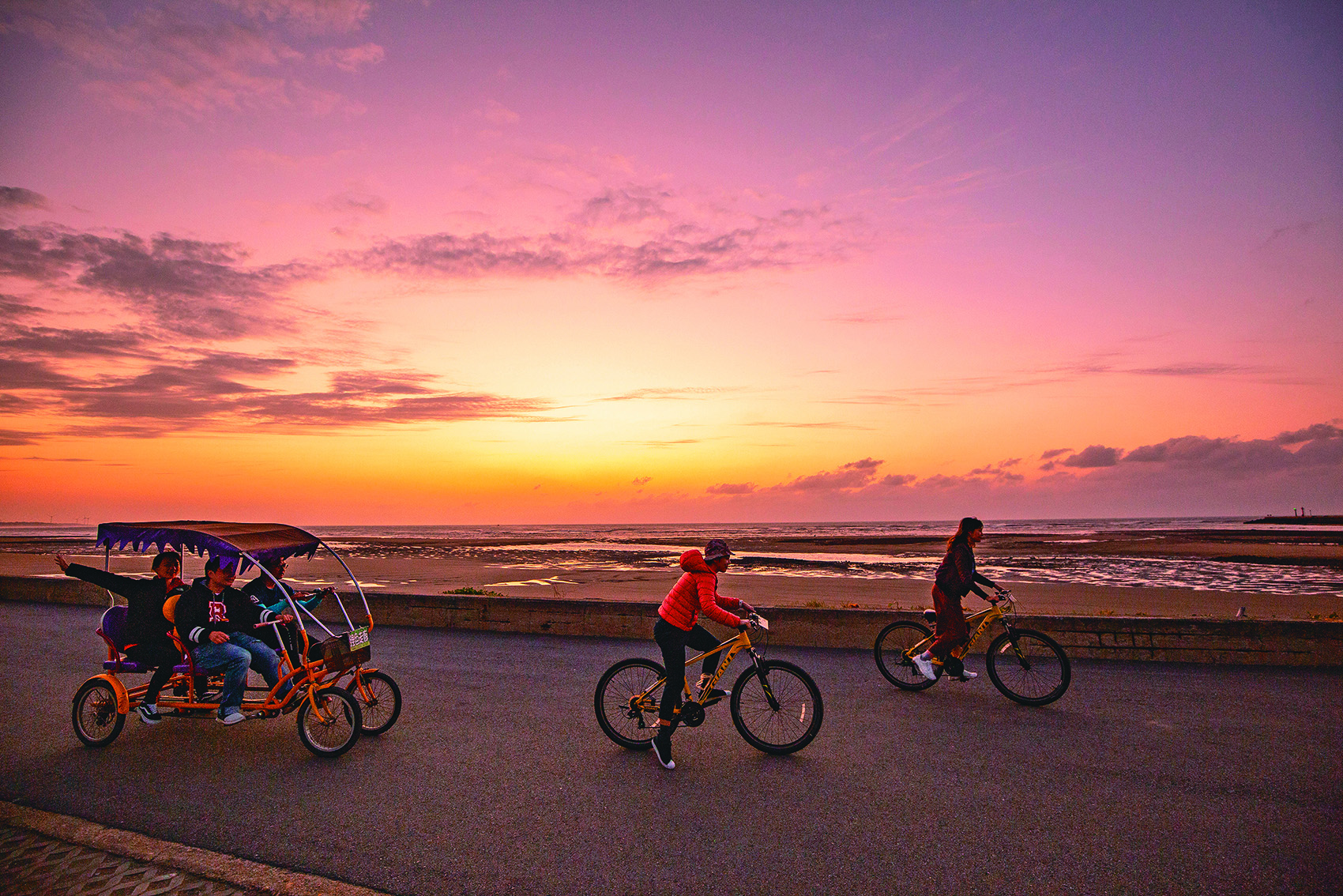 租輛單車於午後時光在海濱騎著自行車，能欣賞美麗的落日。