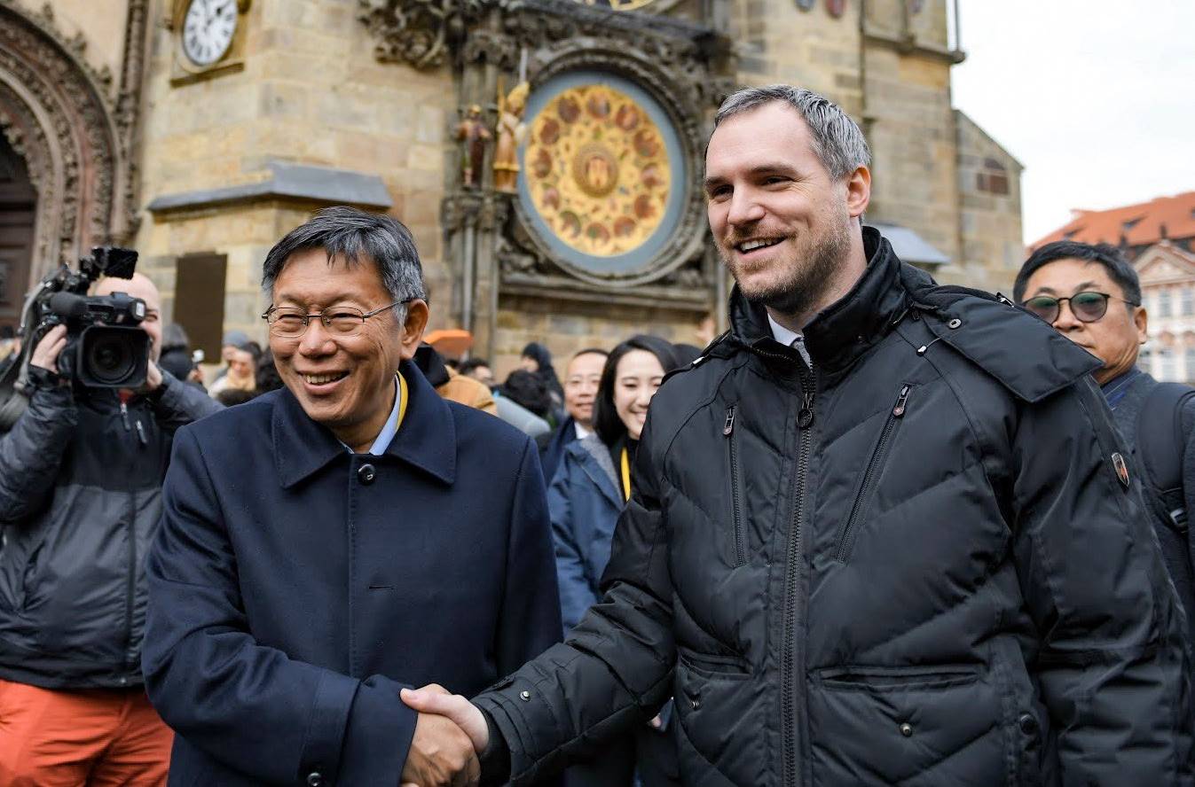 台北市長柯文哲日前與捷克布拉格市長簽署姊妹市協定，外交部臉書po文卻隻字未提柯文哲，在網路上引起軒然大波。（翻攝自布拉格市長臉書）