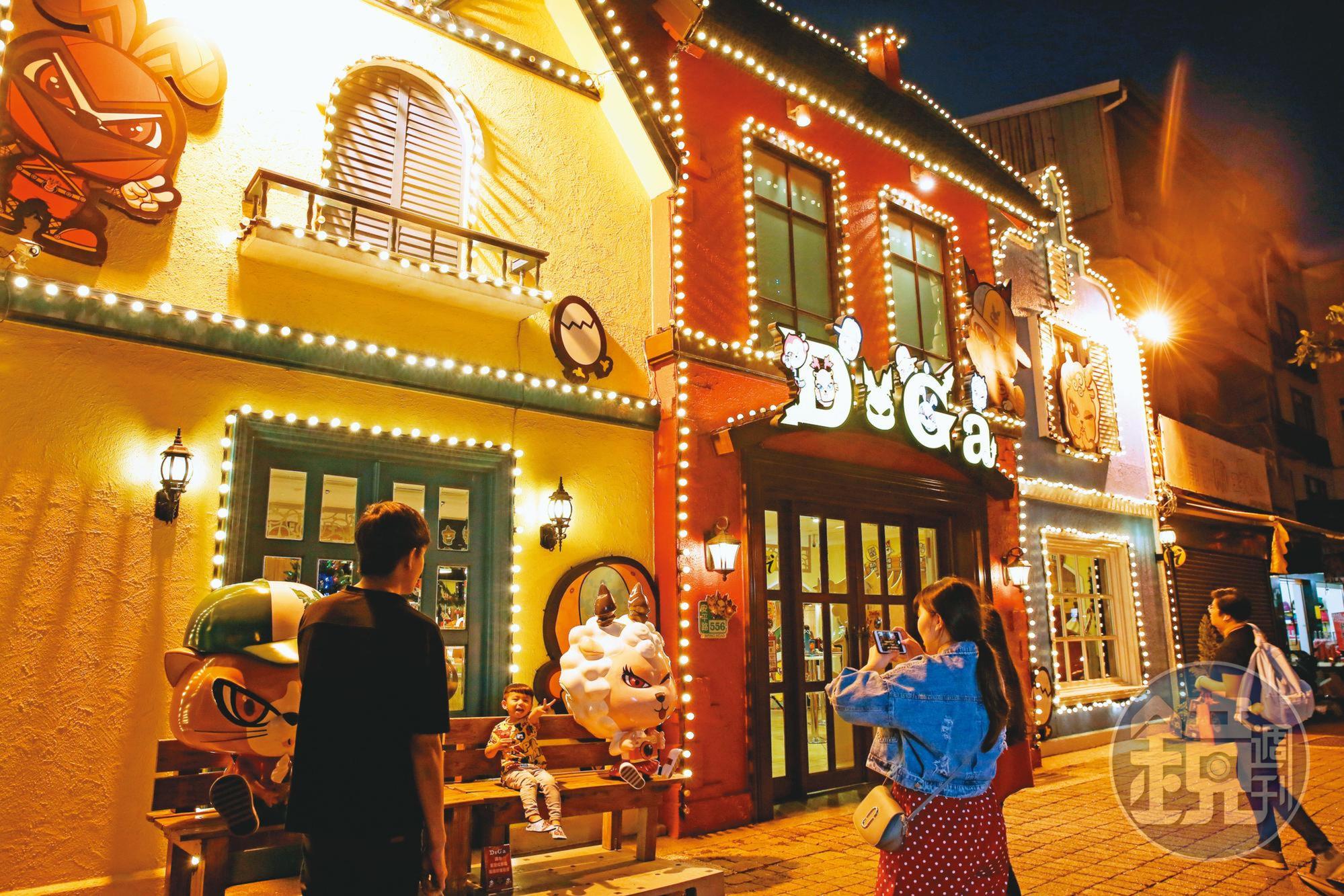 DoGa安平門市裝潢成荷蘭彩色街屋,夜晚燈光點綴彷彿遊樂園。