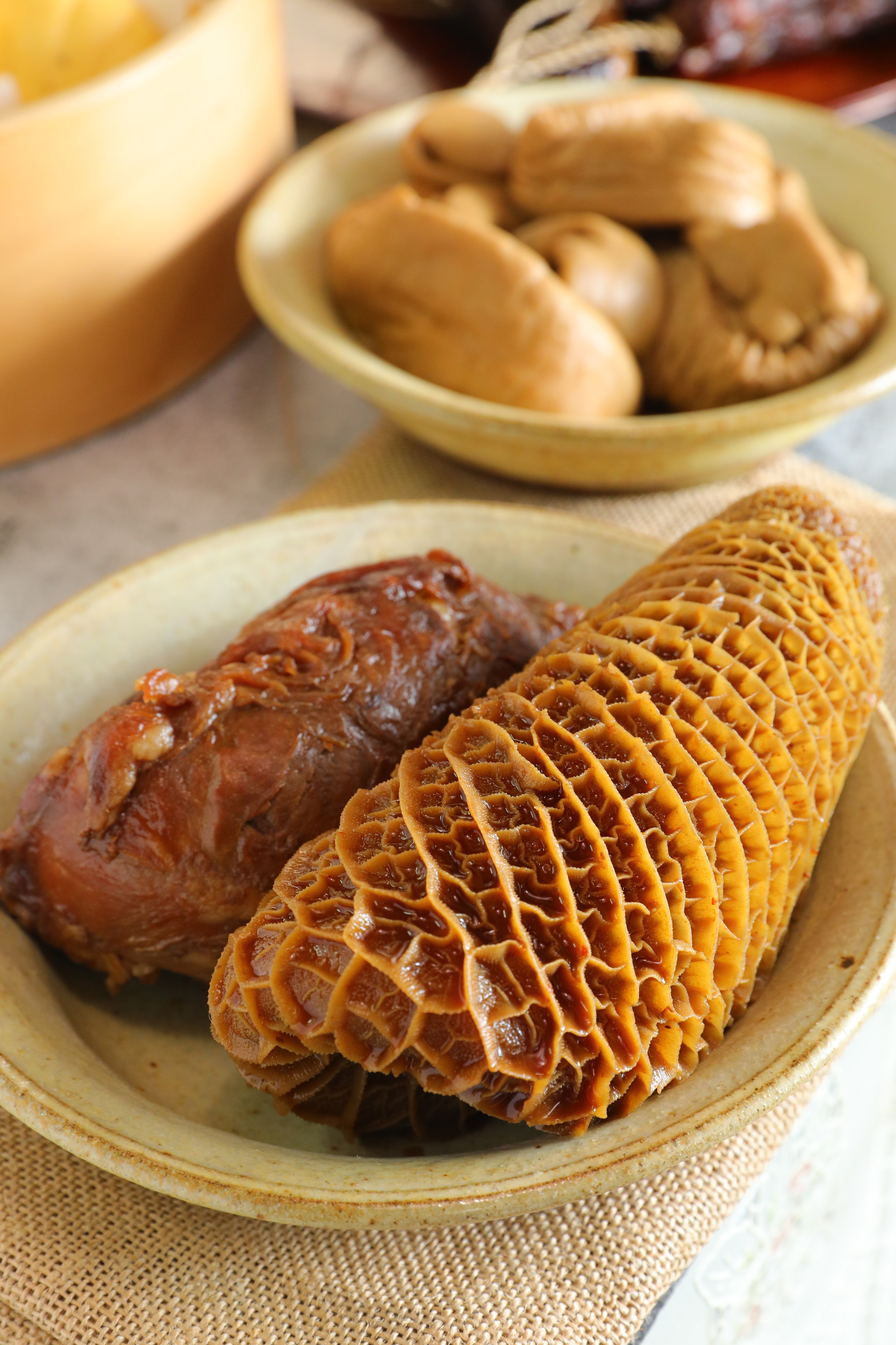 材料、醬料、辛香料p02▲彈嫰入味的「牛肚」可以輕易咬斷；（金食坊，右，640元／斤）「牛腱」筋肉均衡、彈實略脆。（左，560元／斤）