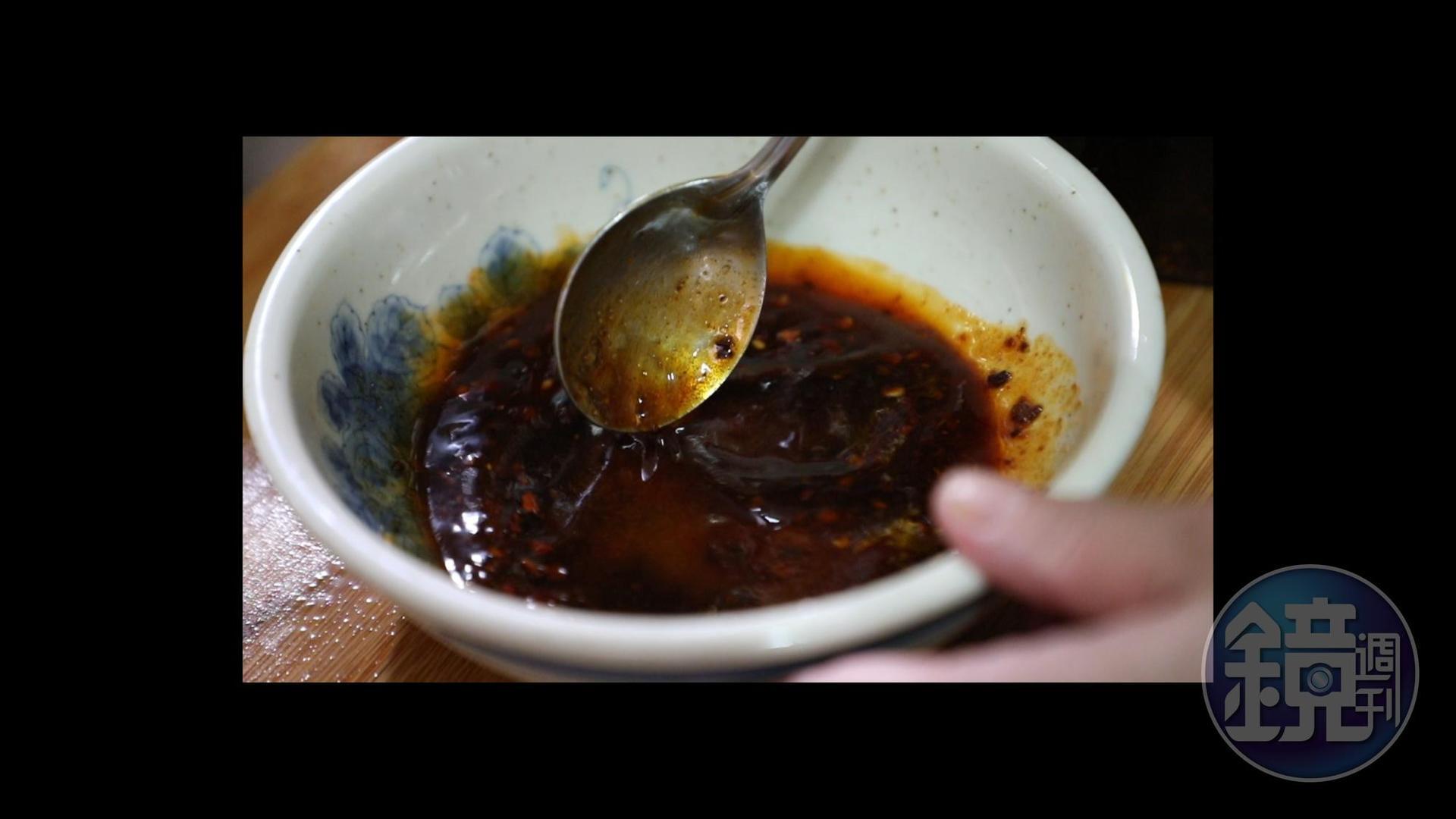 把醬料:醬油、麻油、椒麻醬、醋、糖,調均勻。