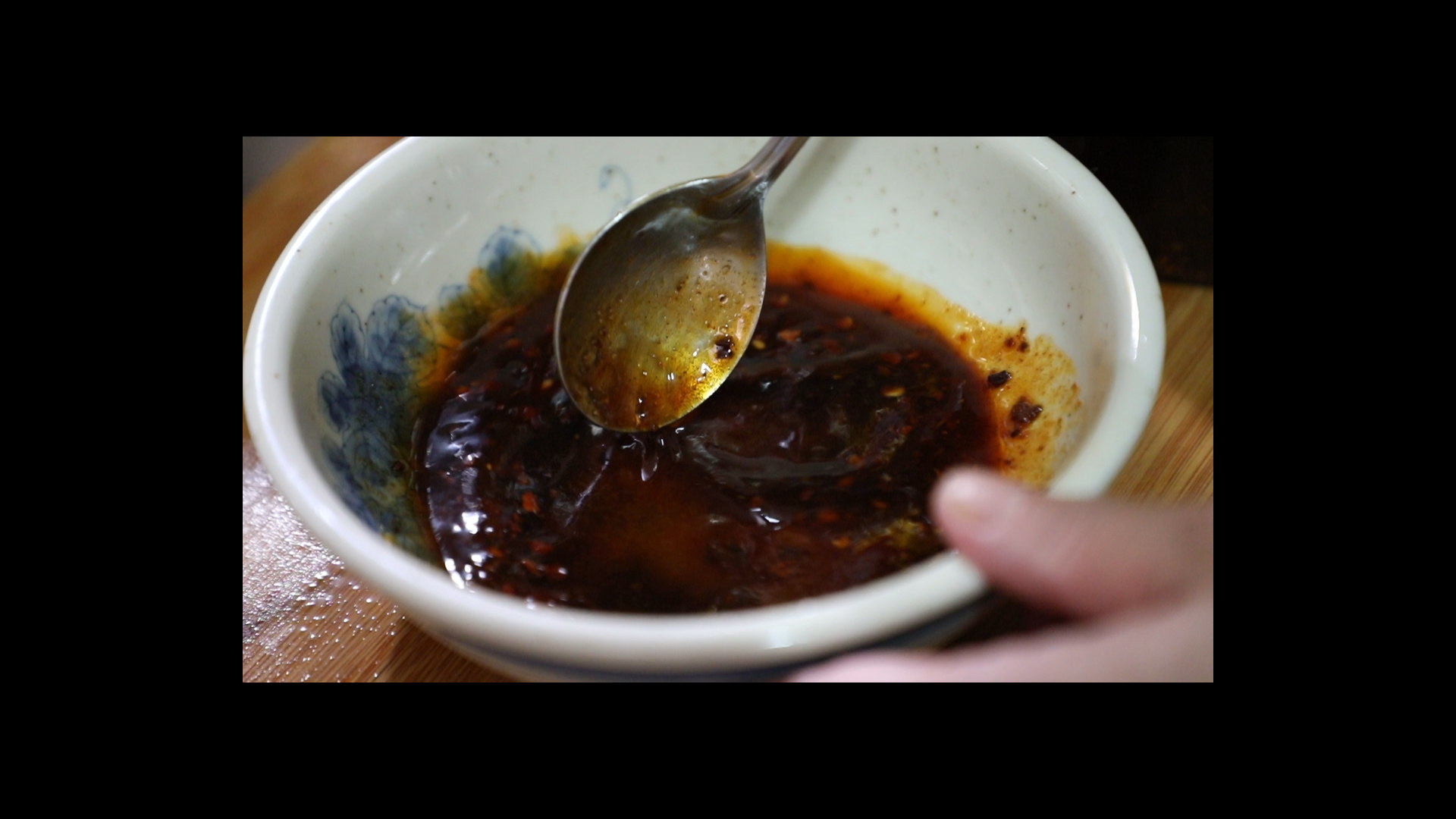 把醬料：醬油、麻油、椒麻醬、醋、糖，調均勻。