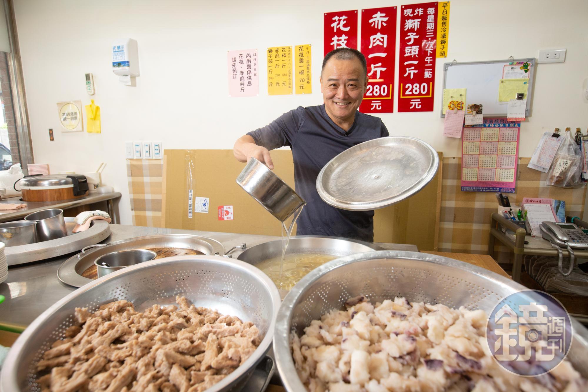 小廚師花枝羹老闆馮坤志,曾經是三重名店「曾記花枝羹」創辦人的女婿,他改良湯頭配料,闖出一番名號。