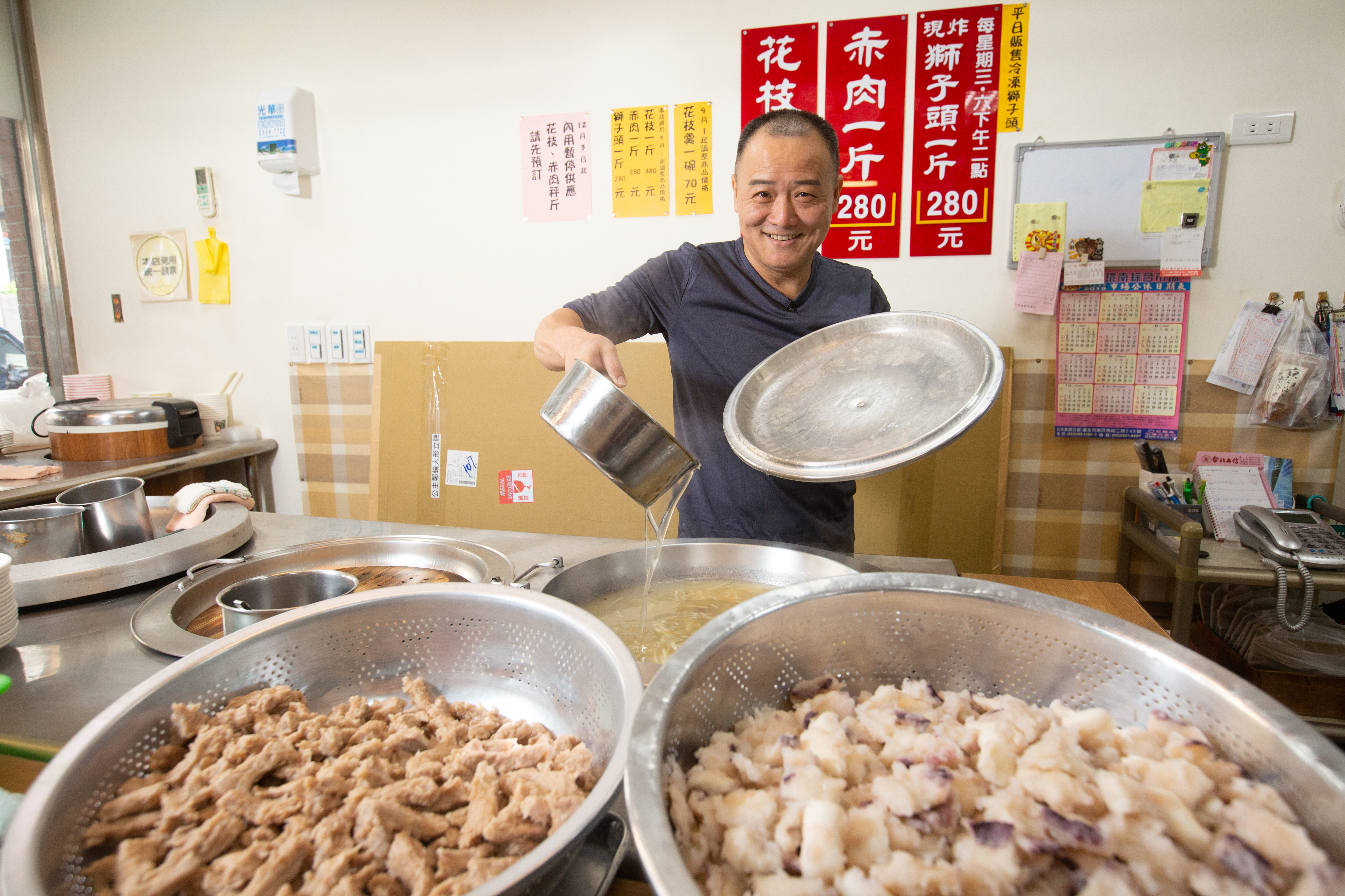 小廚師花枝羹老闆馮坤志，曾經是三重名店「曾記花枝羹」創辦人的女婿，他改良湯頭配料，闖出一番名號。
