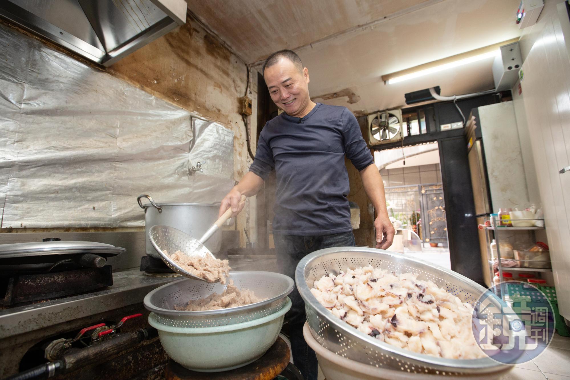 新鮮花枝切塊、醃漬、裹漿後才能下鍋煮,皆為純手工製作,舉凡調味、烹煮,馮坤志皆不假手他人。