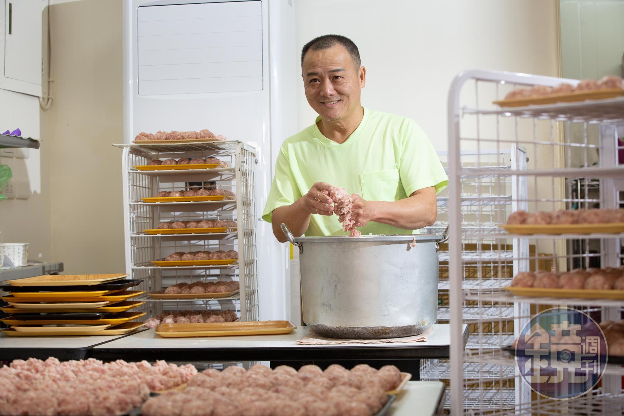 製作獅子頭相當費工,馮坤志以1秒1顆速度從虎口擠出肉丸,再搓圓塑形。