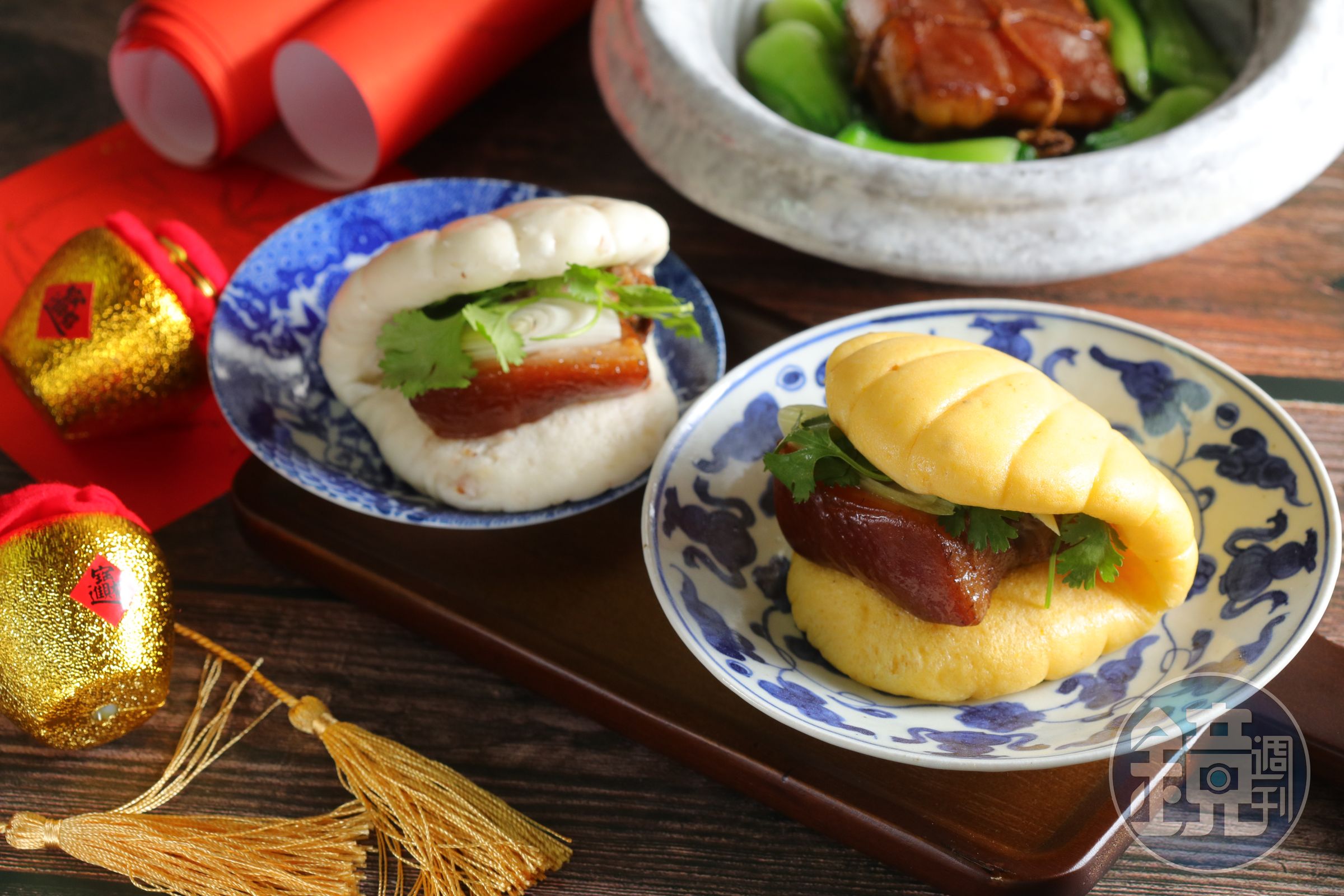 「阿梅姐刈包」夾「原味廚房東坡肉」，膨彈餅皮包覆帶陳紹香的黑豬五花肉，組合巧妙。