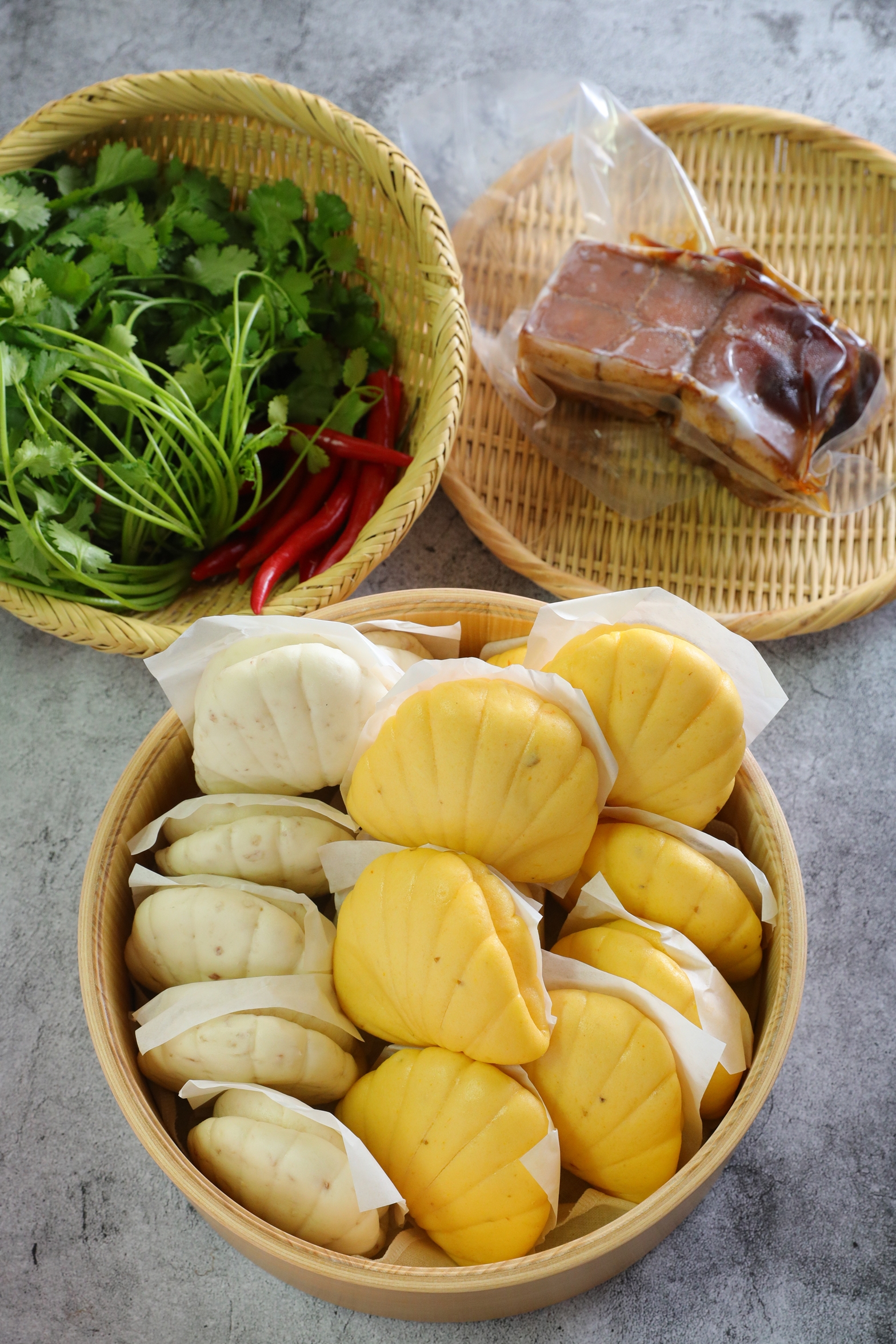 「南瓜刈包」「芋香刈包」（前，阿梅姐，皆120元／8顆），夾入「東坡肉」（後，原味廚房，599元／份），菜色討喜。