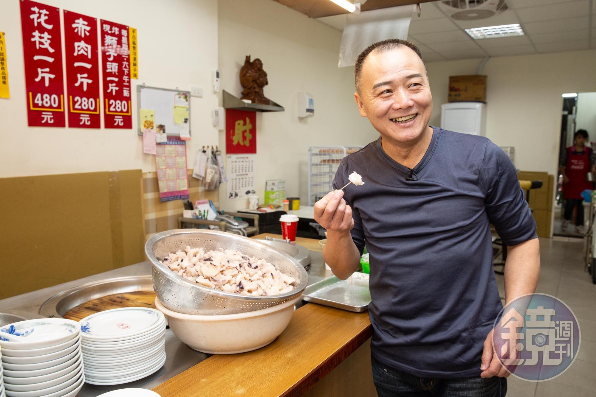 小廚師花枝羹老闆馮坤志,曾經是三重名店「曾記花枝羹」創辦人的女婿,他獲岳父手把手傳授製作花枝羹手藝,為確保品質,每天開賣前他都會試吃確認。