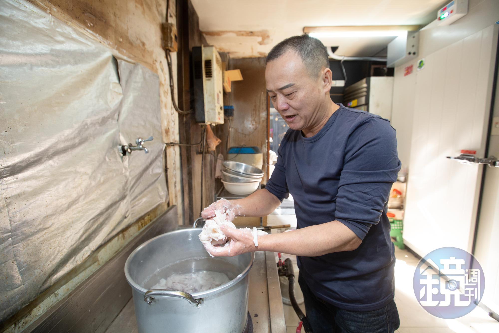 新鮮花枝切塊、醃漬、裹漿後才能下鍋煮,皆為純手工製作,舉凡調味、烹煮,馮坤志皆不假手他人。