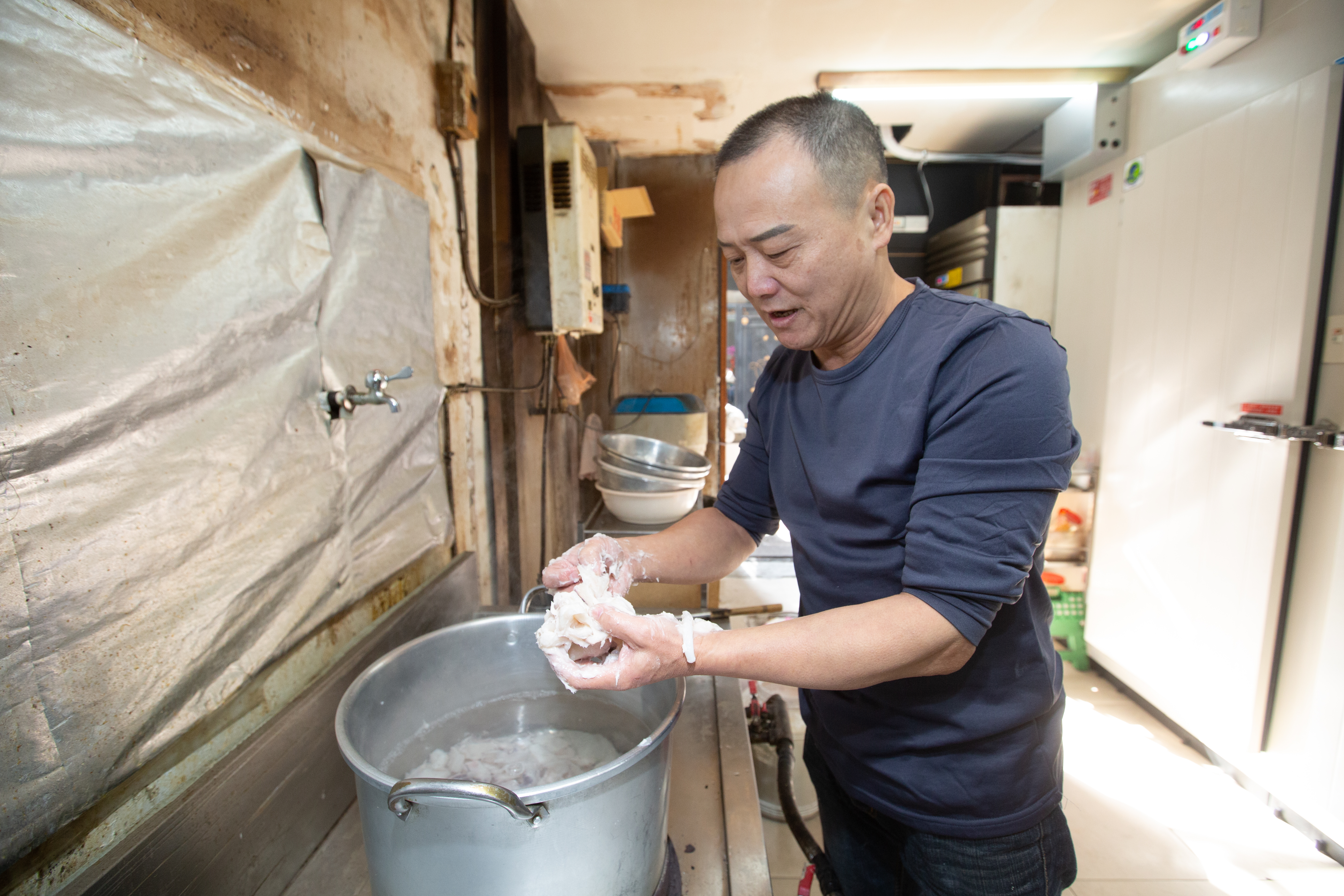 新鮮花枝切塊、醃漬、裹漿後才能下鍋煮，皆為純手工製作，舉凡調味、烹煮，馮坤志皆不假手他人。