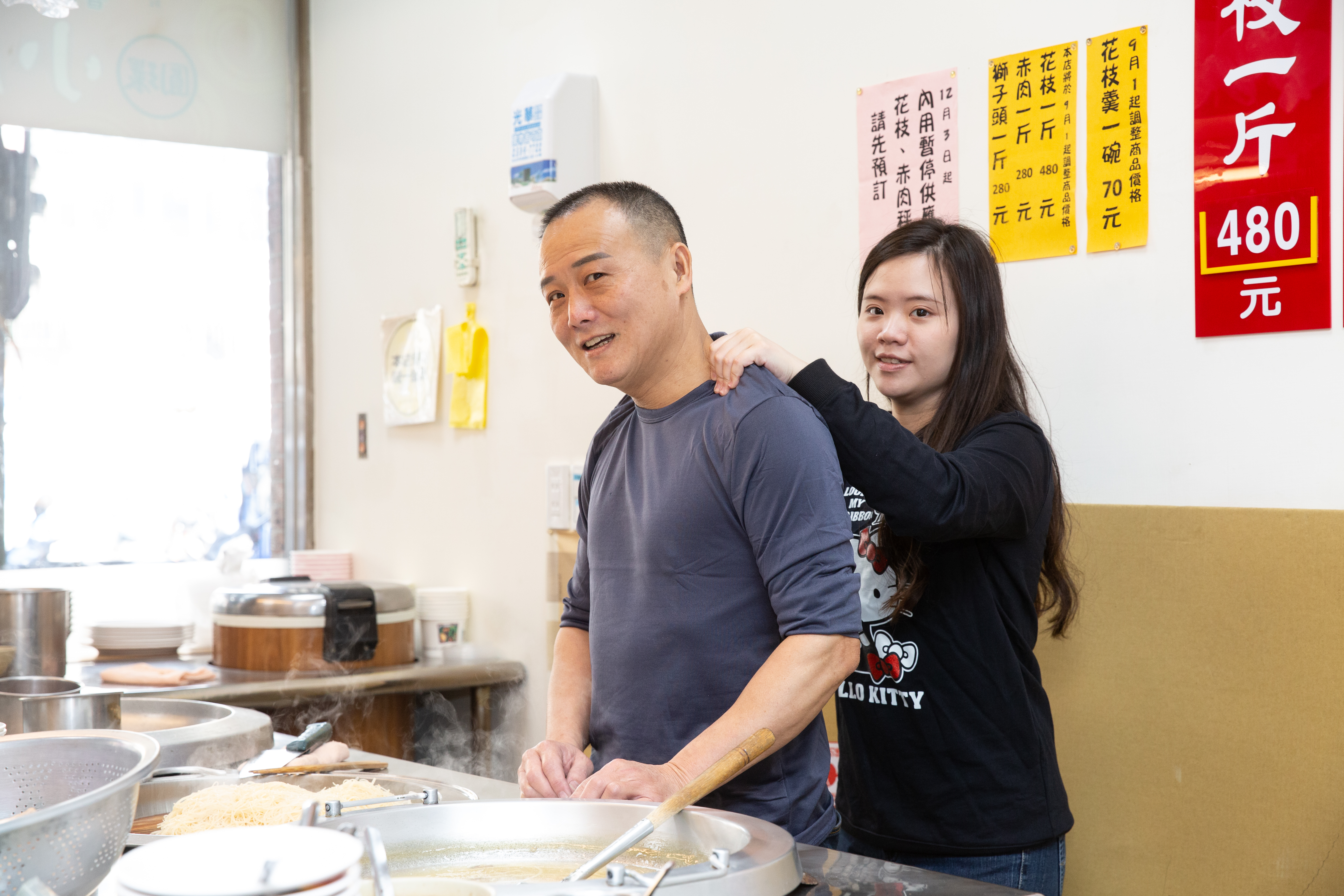 馮坤志（左）離婚後，女兒馮羽汝（右）藉口要賺零用錢，到店裡打工，實際上是想多陪伴父親。