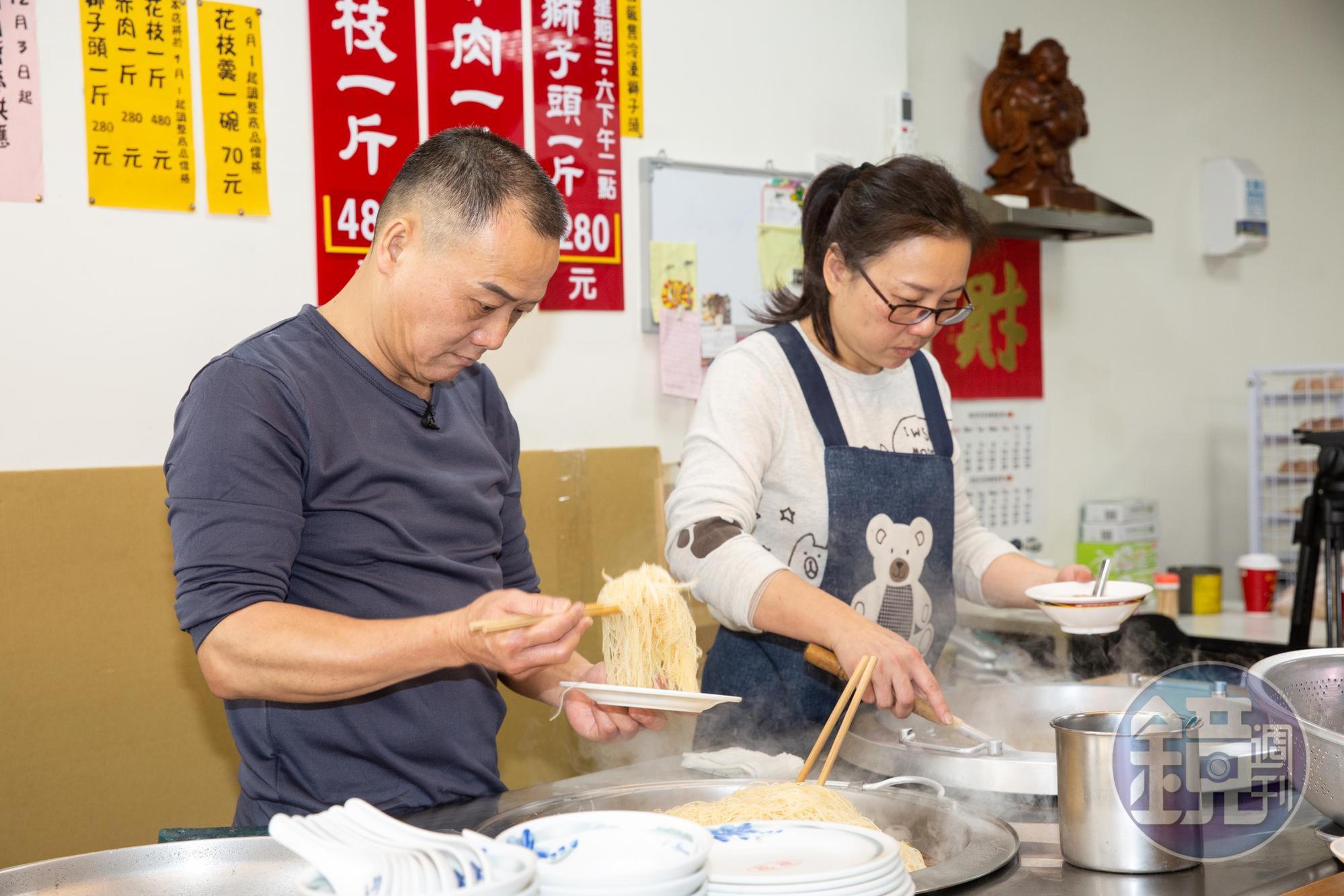2006年馮坤志（左）離婚後，店內人手不足，妹妹馮秀麗（右）辭掉工作幫哥哥。