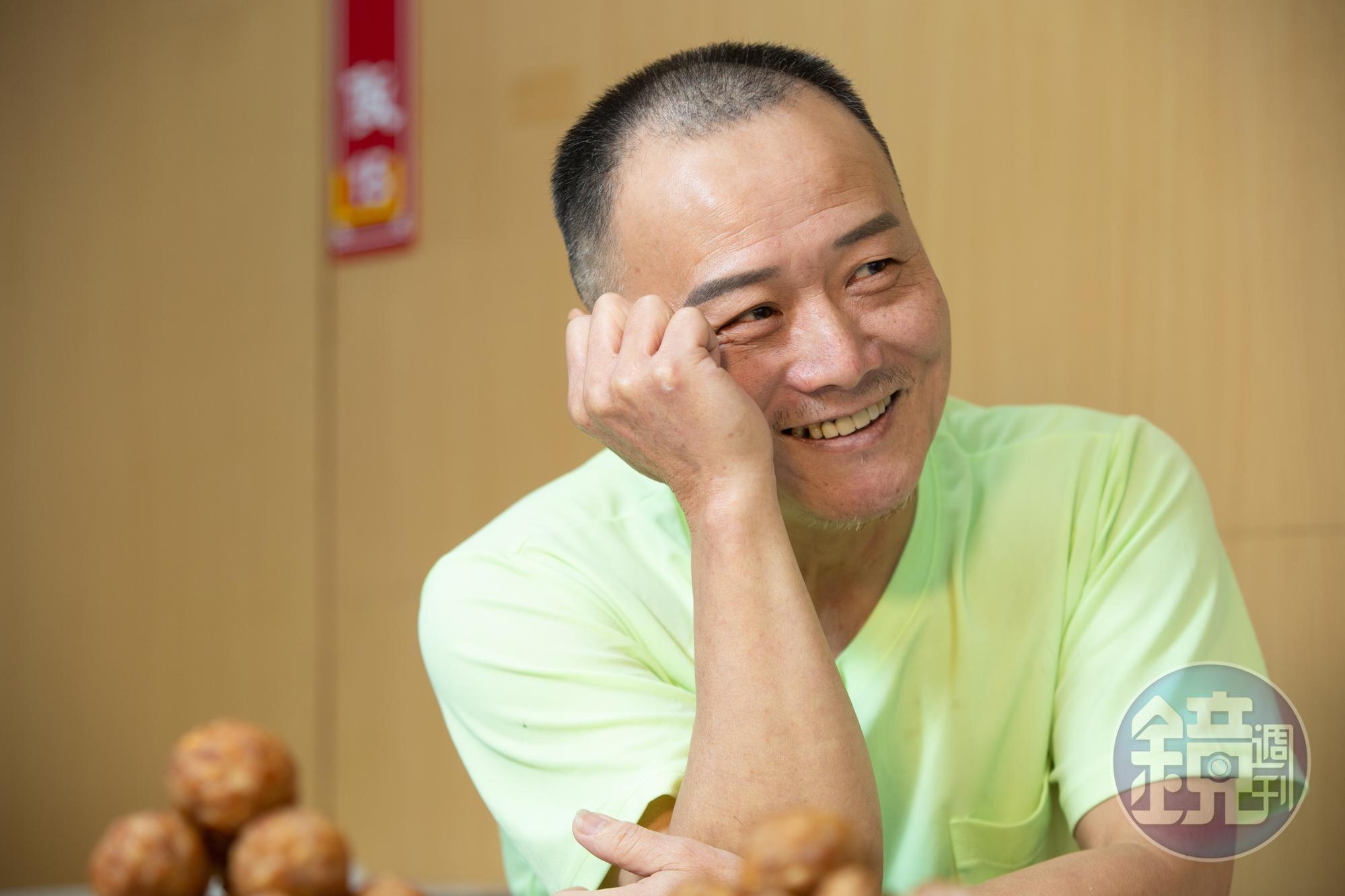 馮坤志因好賭導致妻子傷心離去,提起往事他懊悔不已,但仍強忍下男兒淚。